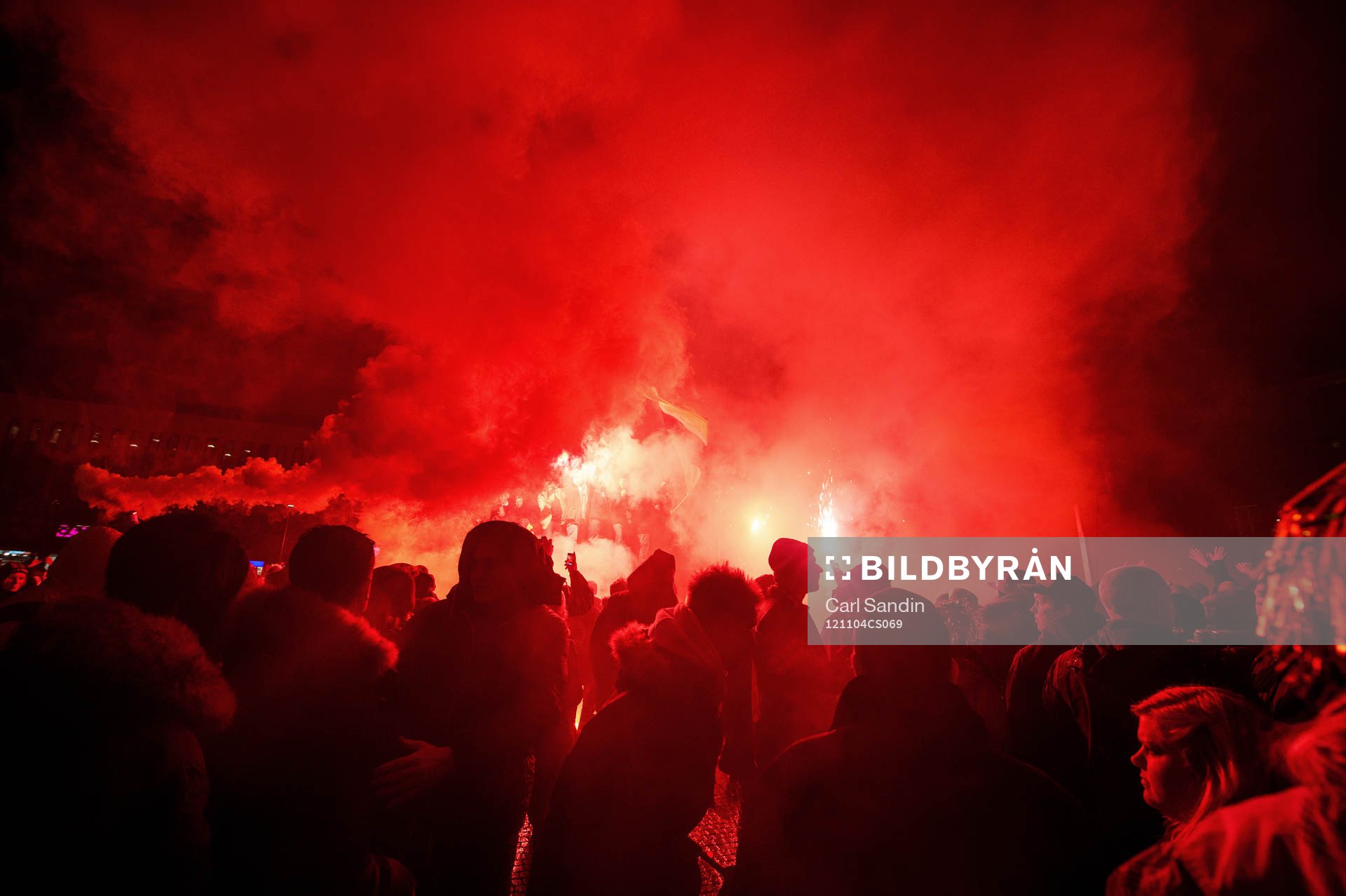 Supportrarna tände bengaliska eldar på Stora Torget i