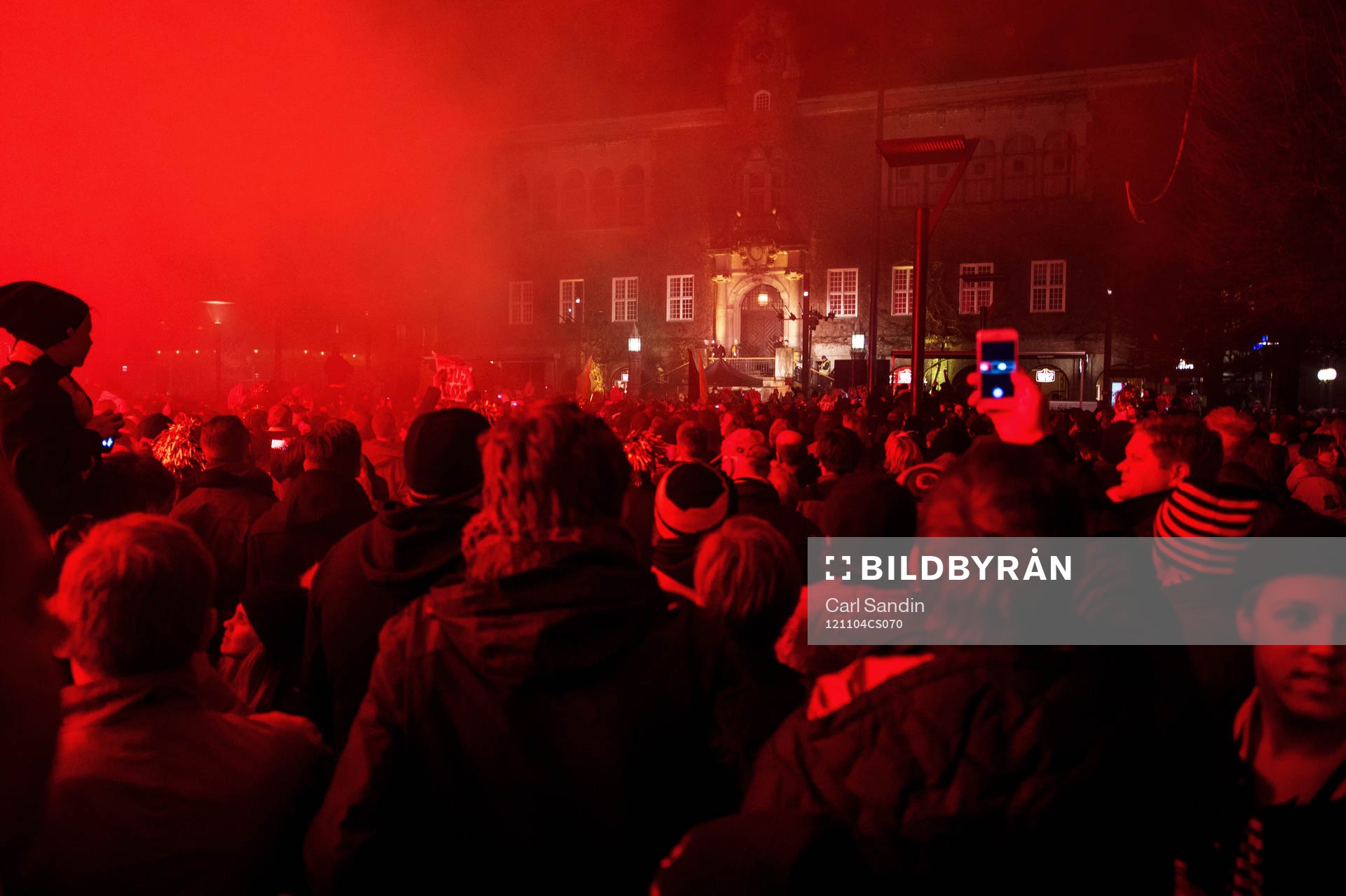 Mängder av människor kom till Stora Torget i Borås för