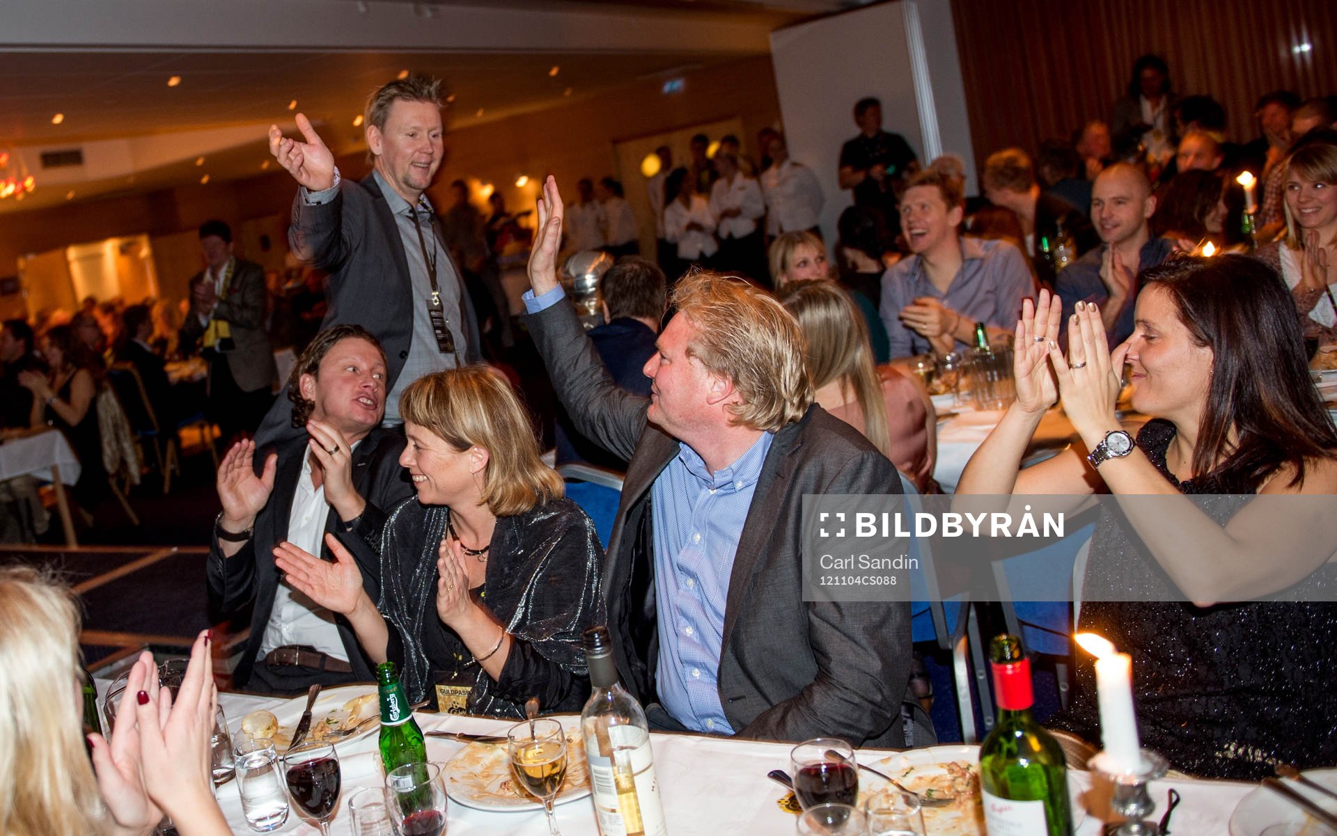 Peter Wettergren, assisterande tränare, gör high five med