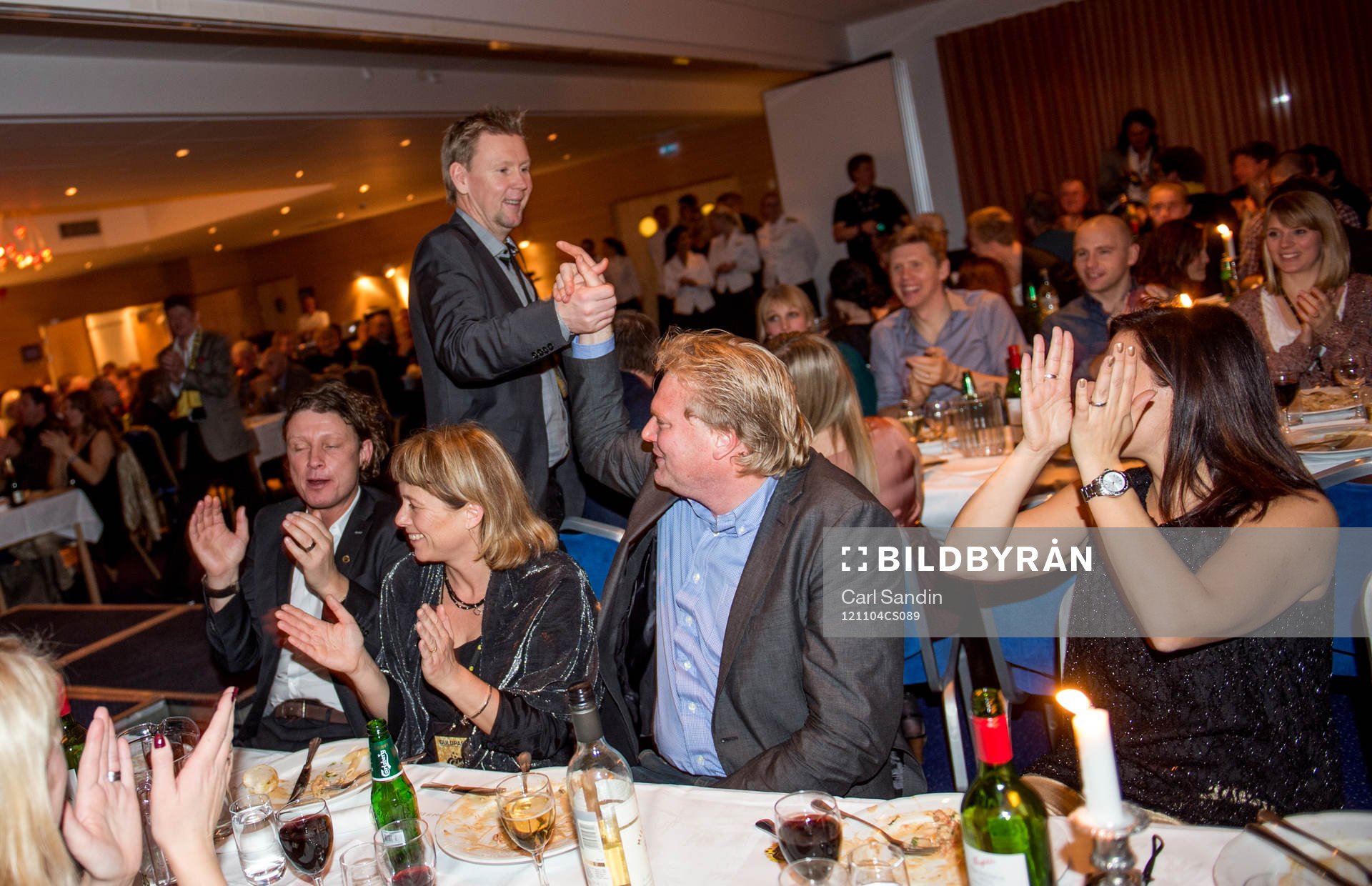 Peter Wettergren, assisterande tränare, gör high five med