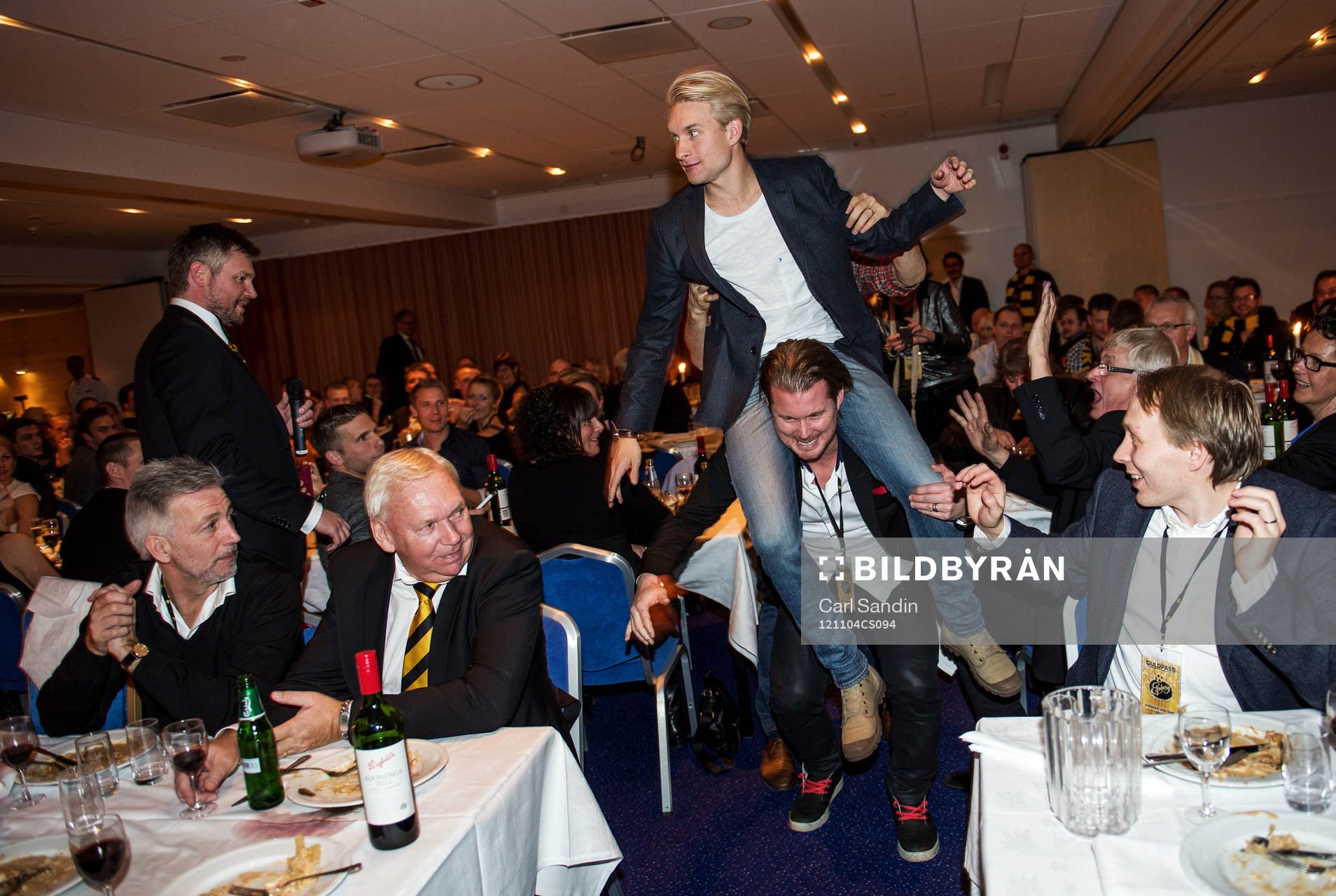Johan Larsson, Elfsborg, sitter på Fredrik Berglunds axlar