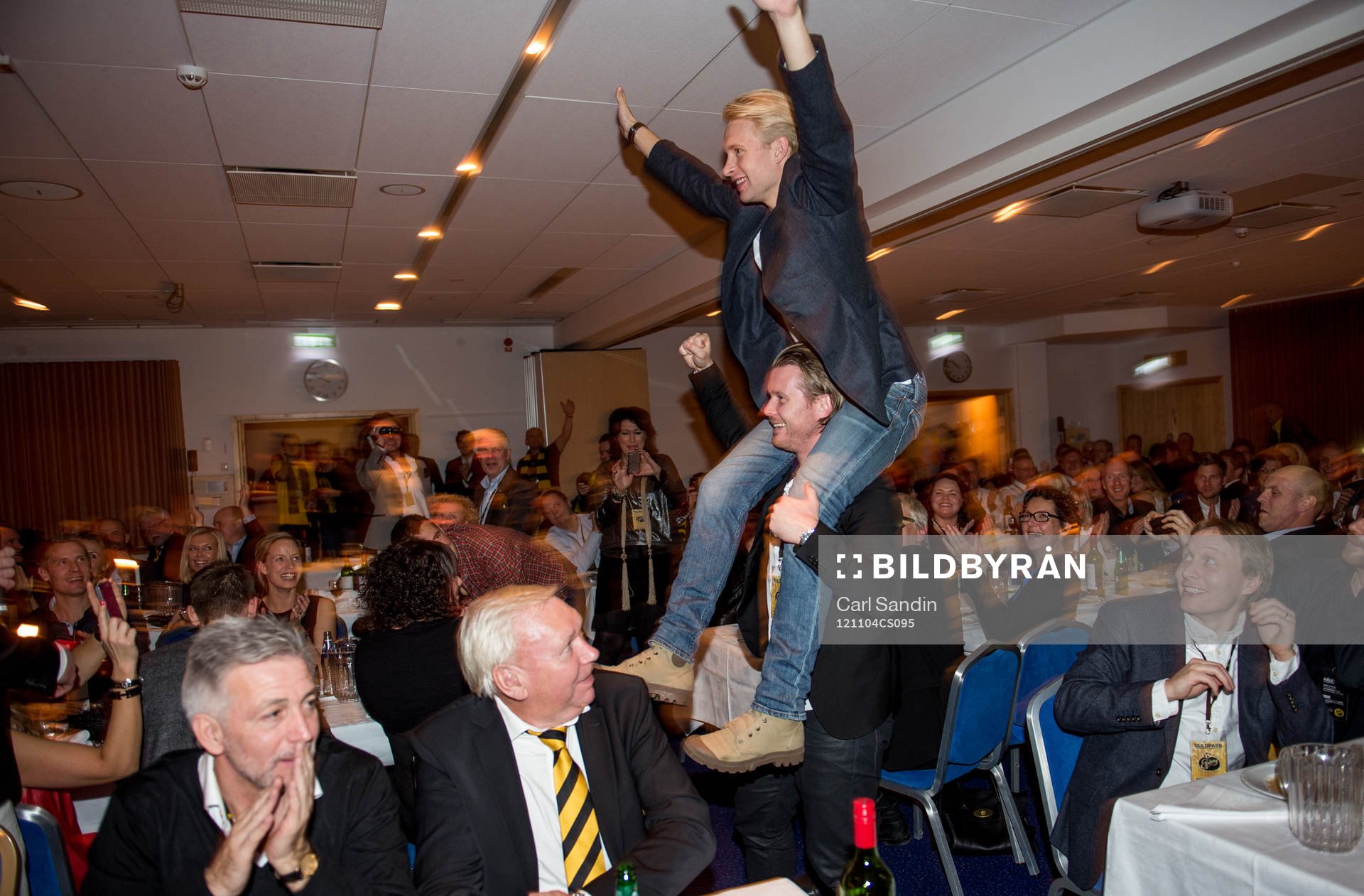 Johan Larsson, Elfsborg, sitter på Fredrik Berglunds axlar