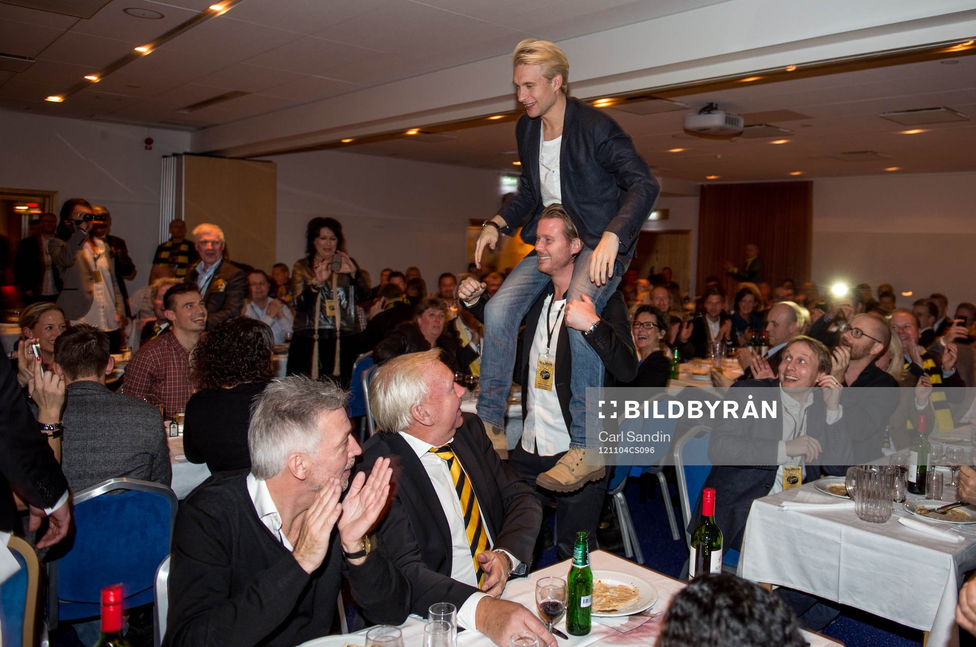 Johan Larsson, Elfsborg, sitter på Fredrik Berglunds axlar