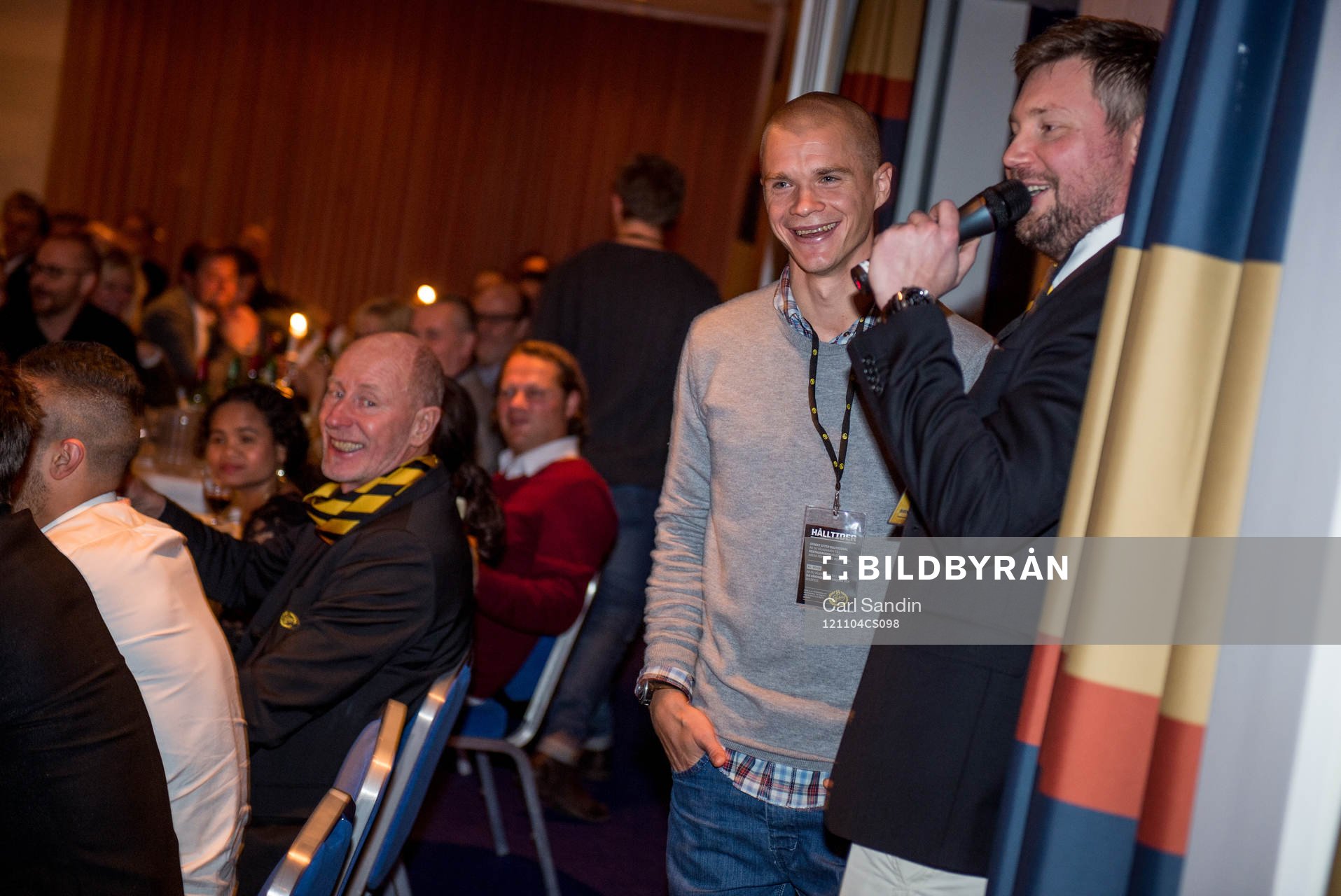 Samuel Holmén blir intervjuad