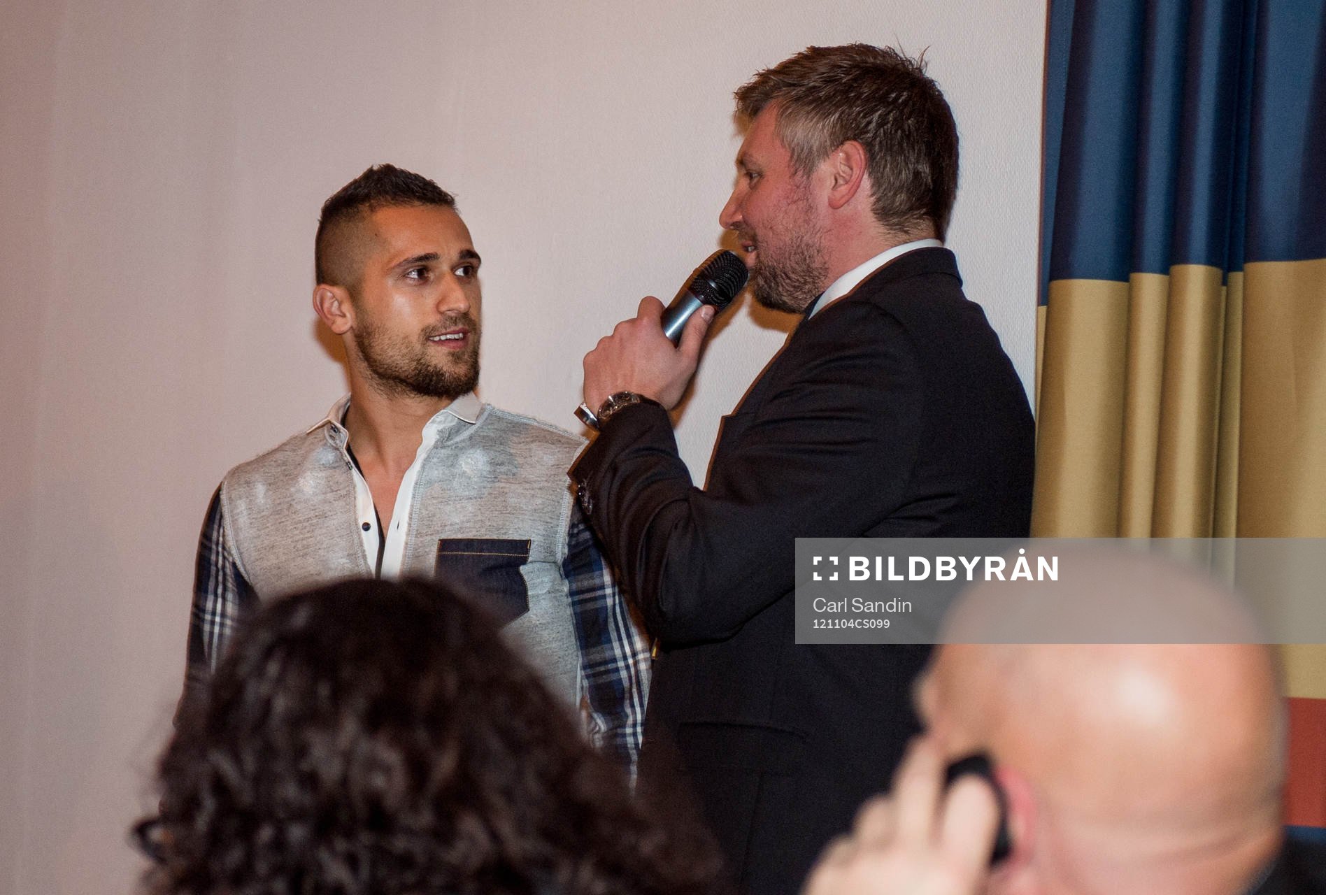 Emir Bajrami blir intervjuad