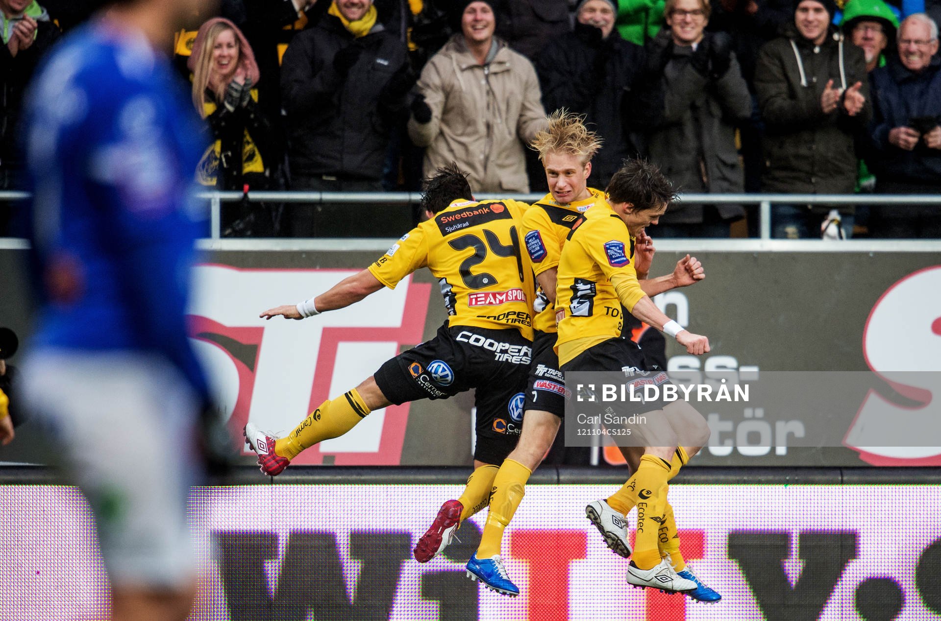 Stefan Ishizaki, Johan Larsson och Lasse Nilsson, jublar