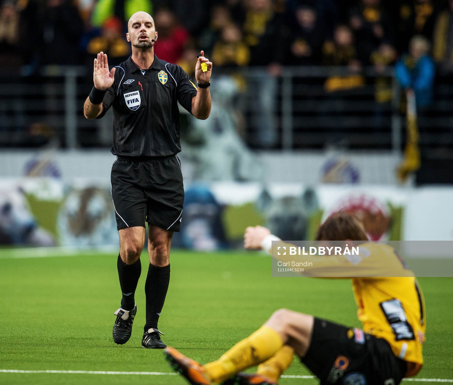 Domare Stefan Johannesson tecknar åt spelarna att lugna sig