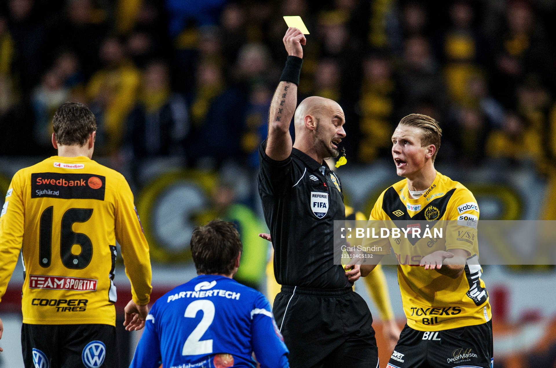 Domare Stefan Johannesson ger gult kort till Oscar