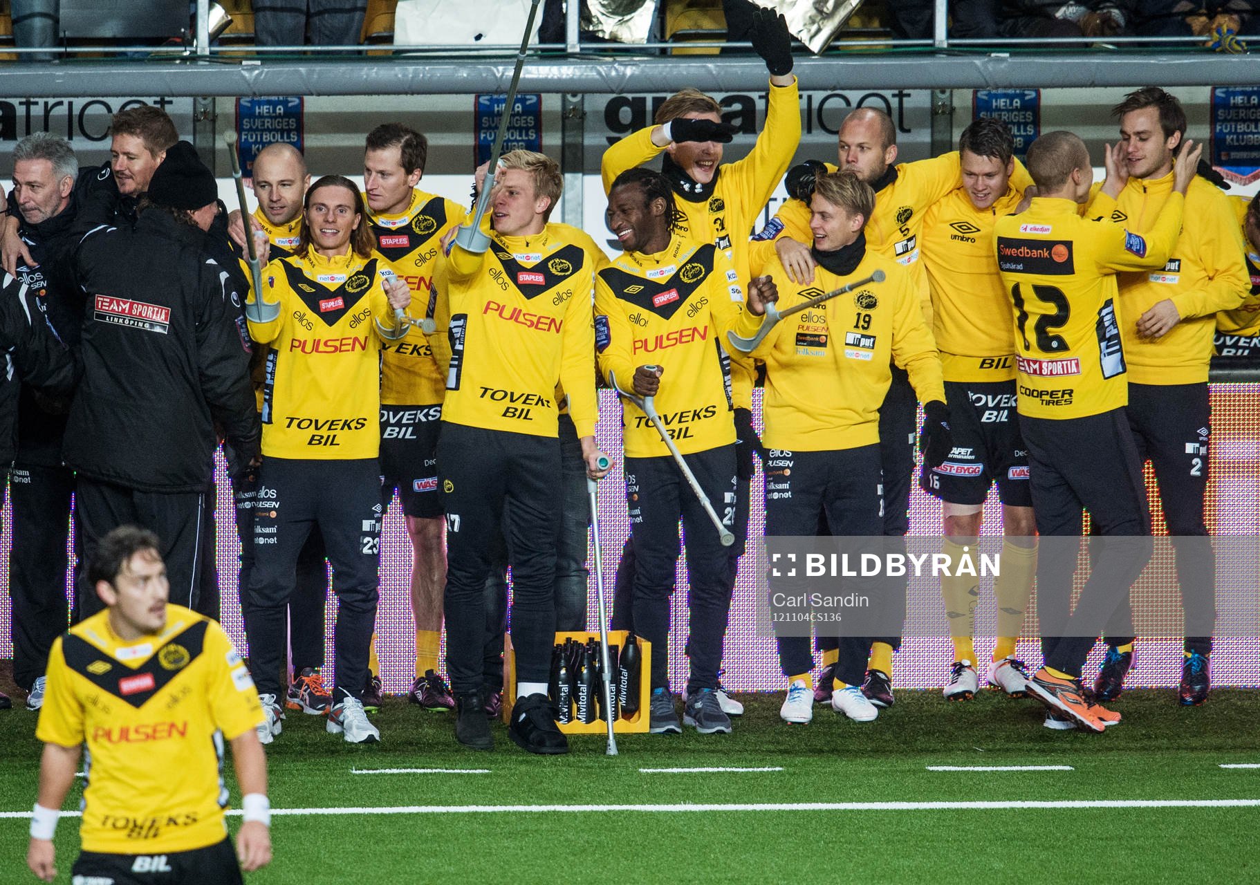Spelarna på Elfsborgs bänk gör sig redos att springa ut