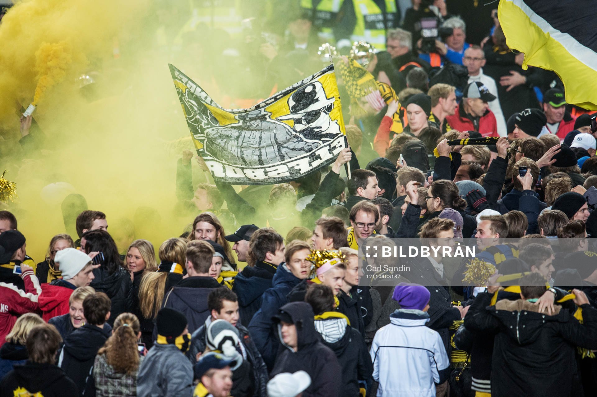 Supportrar som invaderat planen tänder rökbomber