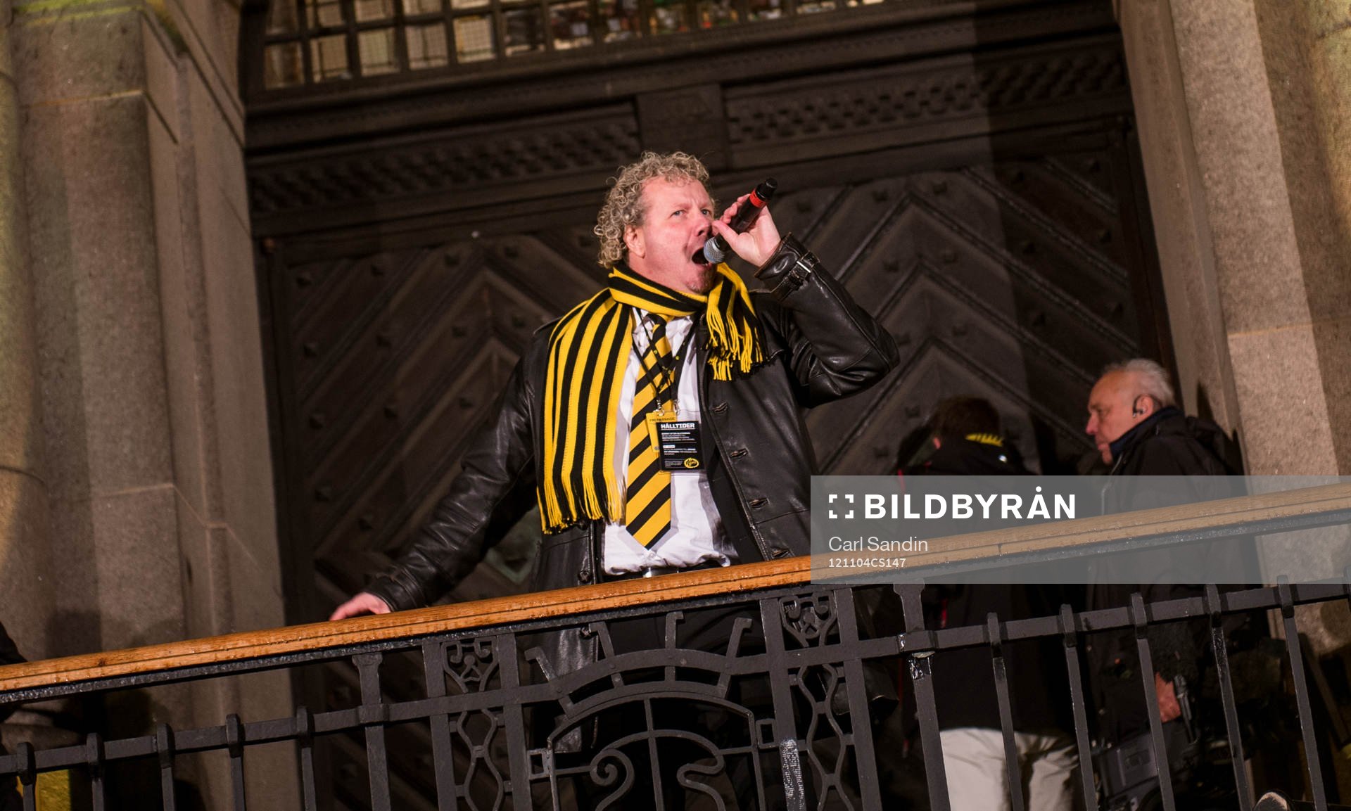 Speakern värmer upp publiken innan Elfsborg