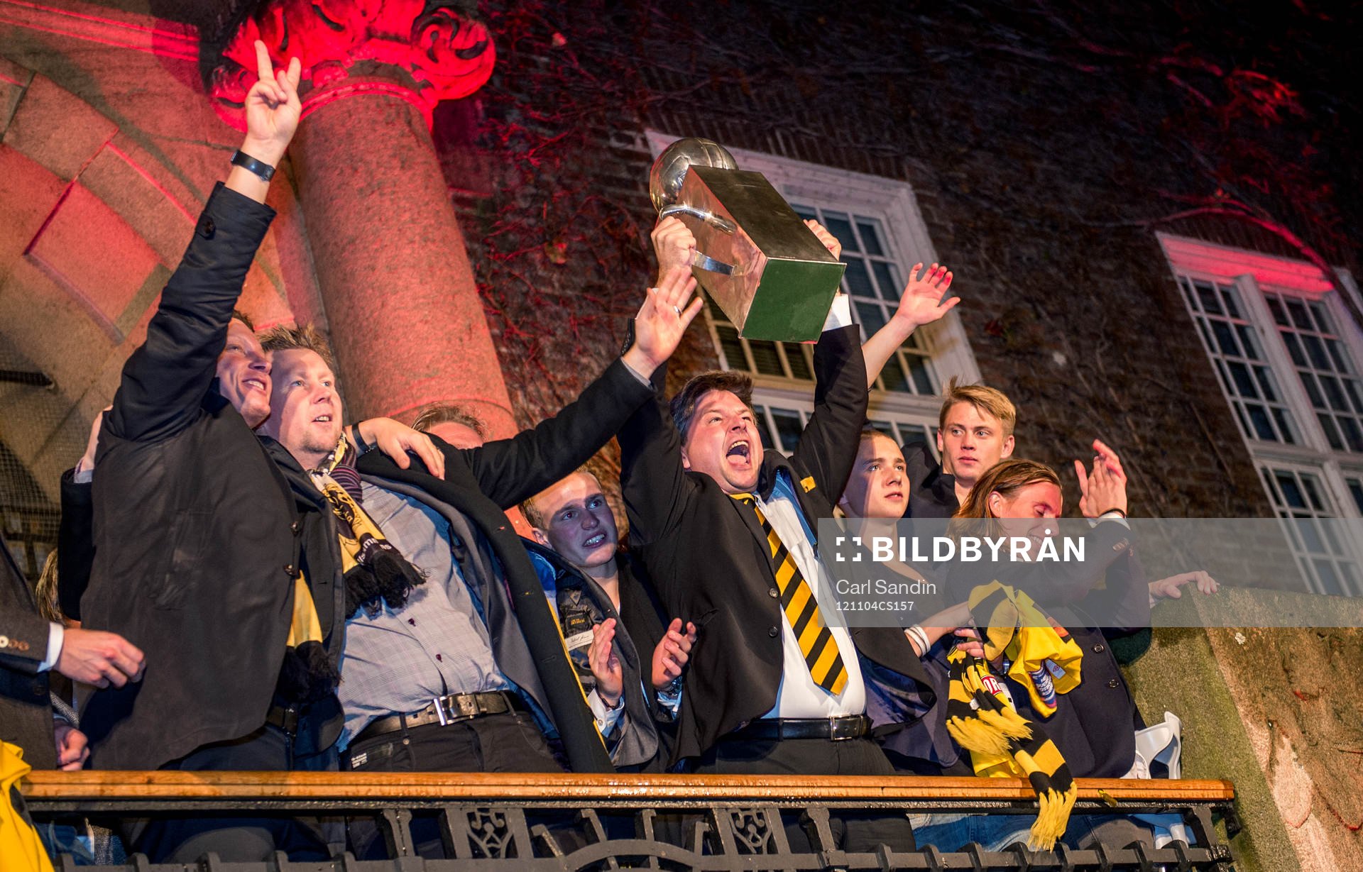 Bo Johansson, ordförande Elfsborg, höjer pokalen och