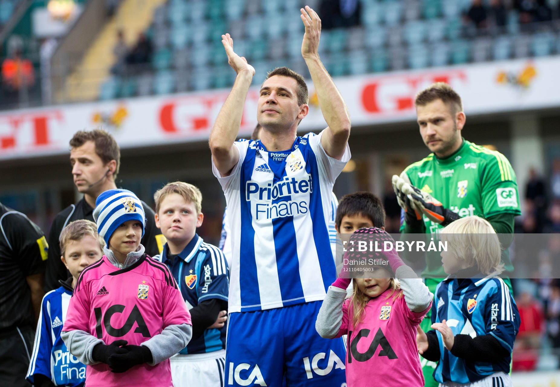 Stefan Selakovic, IFK Göteborg, tackas av innan matchen i