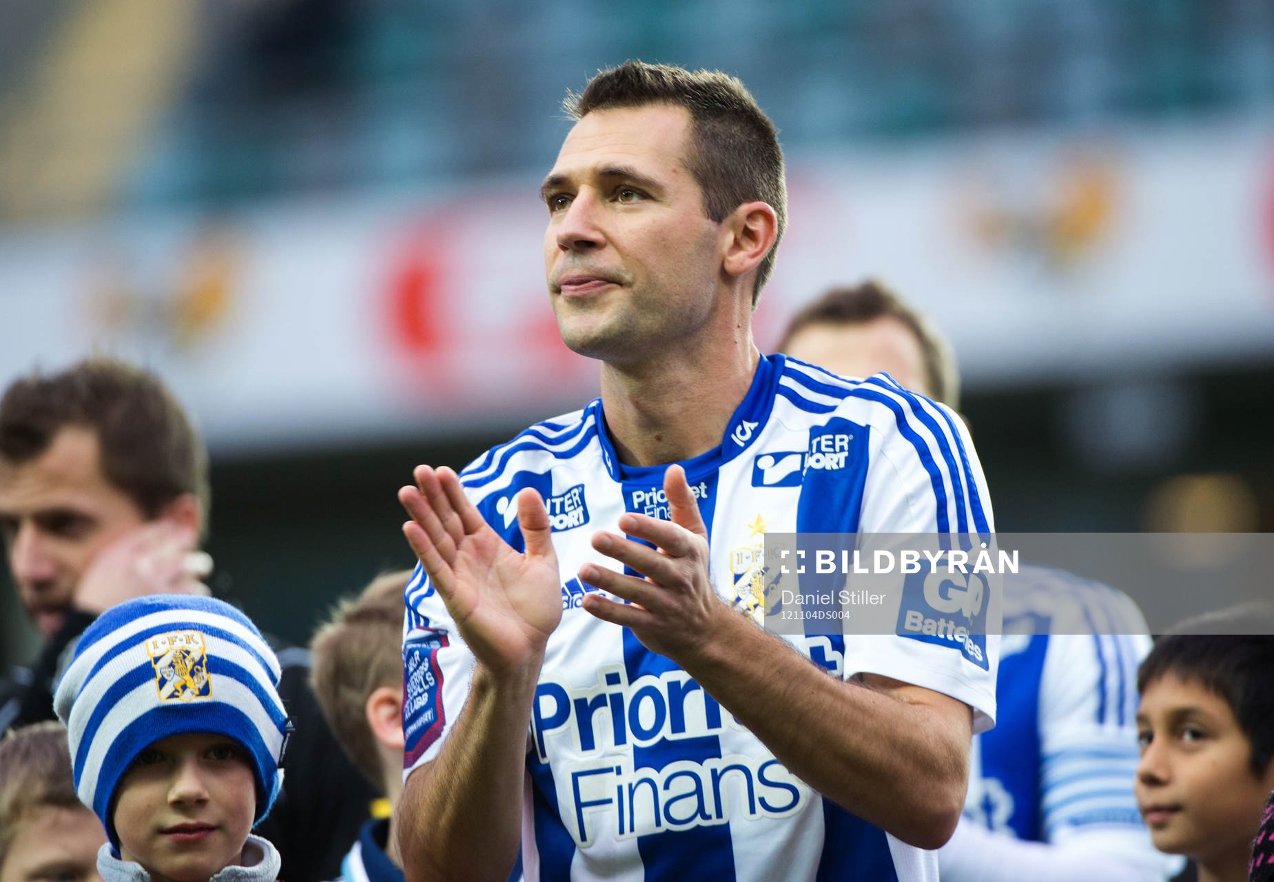 Stefan Selakovic, IFK Göteborg, tackas av innan matchen i
