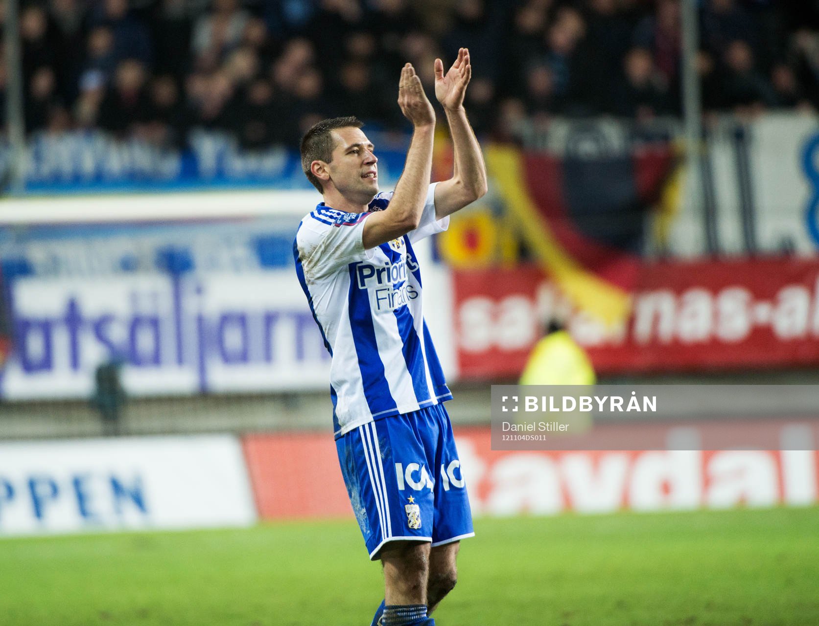 Stefan Selakovic, IFK Göteborg, tackar publiken när han