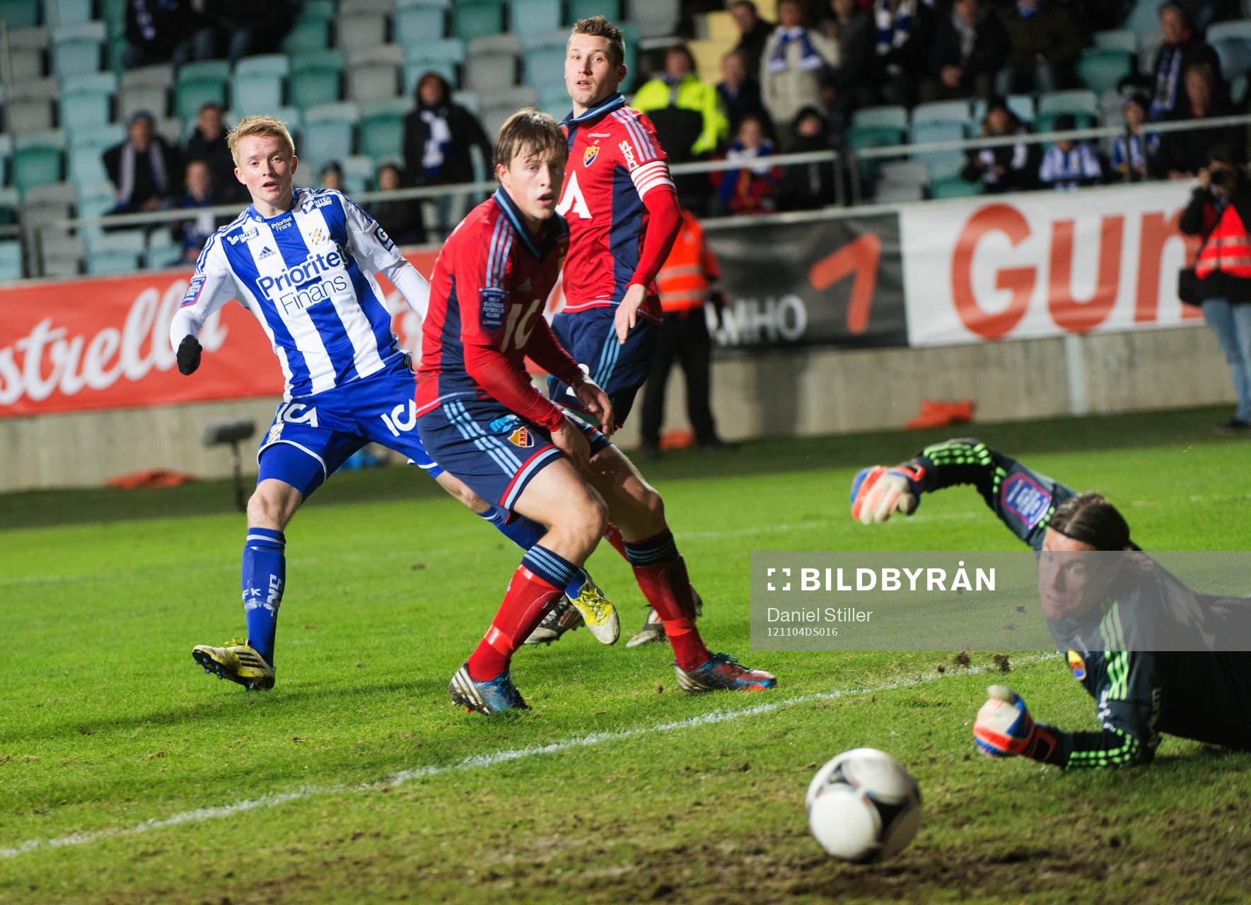 Sam Larsson, IFK Göteborg, har ett avslut strax utanför