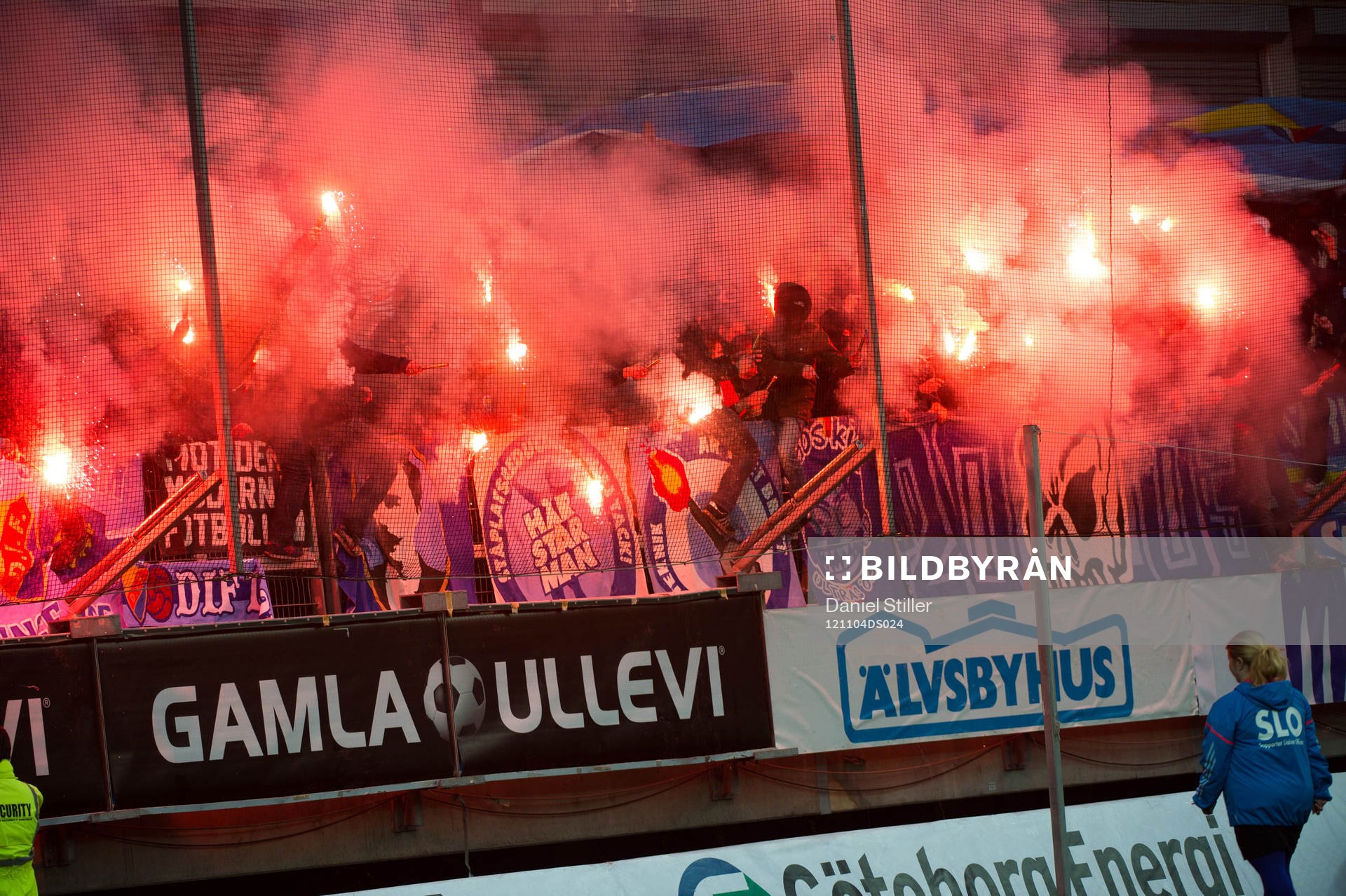 Bengaler tänds av Djurgårdsklacken innan matchstart