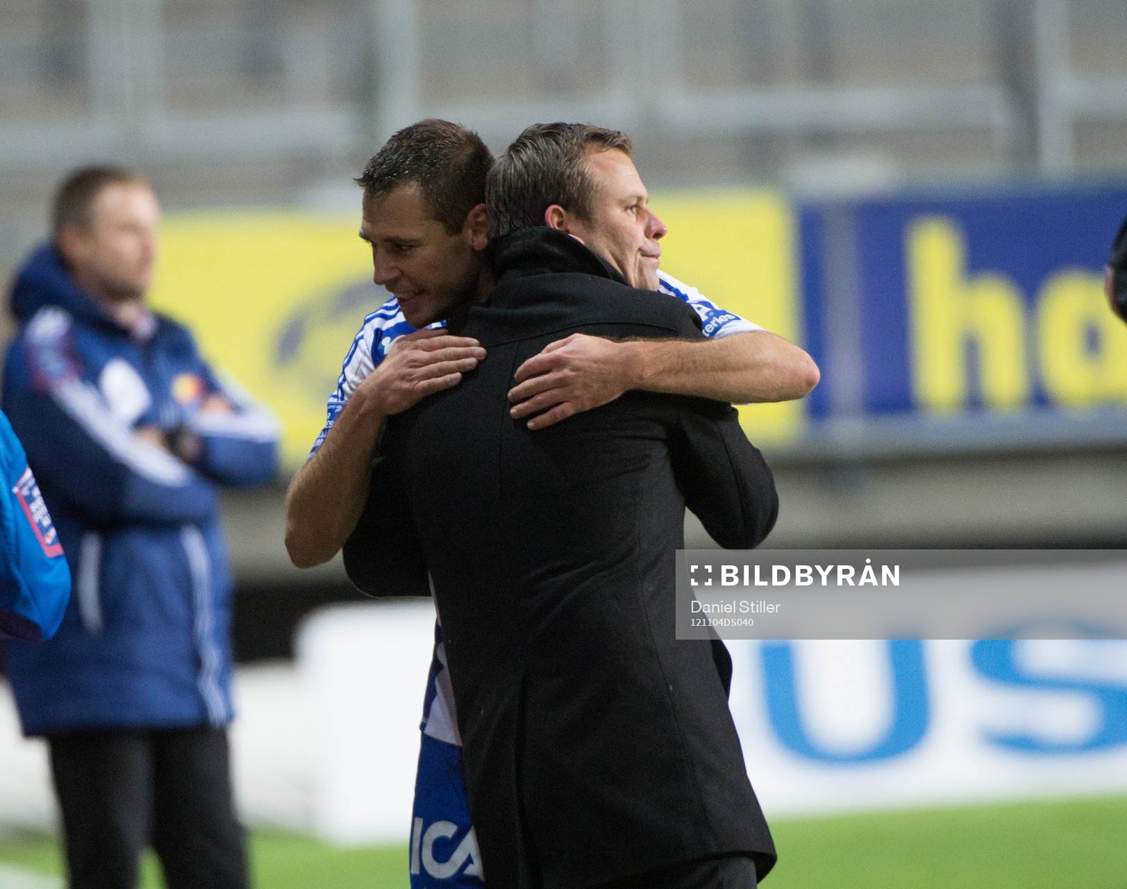 Mikael Stahre, tränare IFK Göteborg, klappar om Stefan