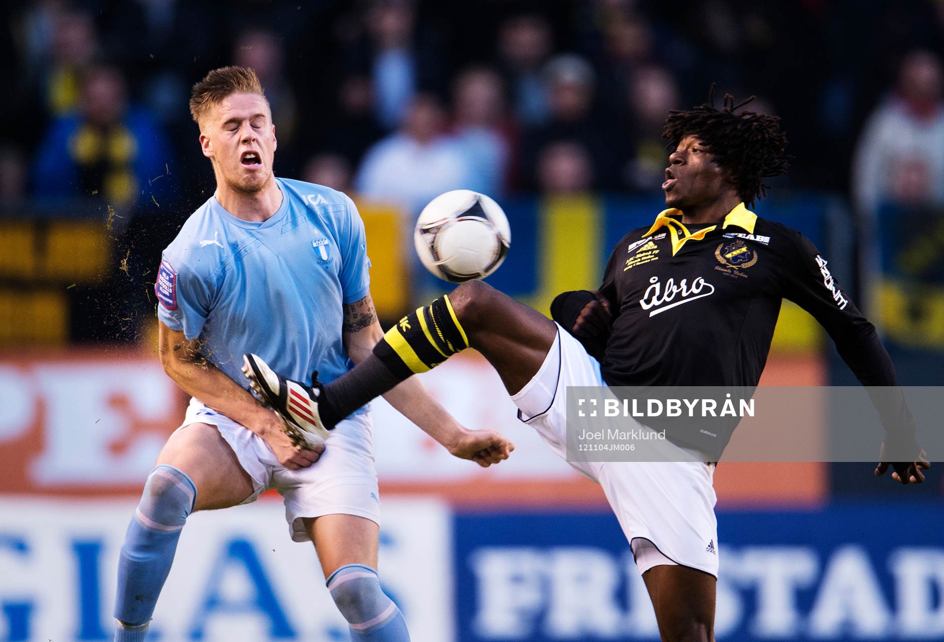 Pontus Jansson, Malmö FF, i kamp om bollen med Mohamed