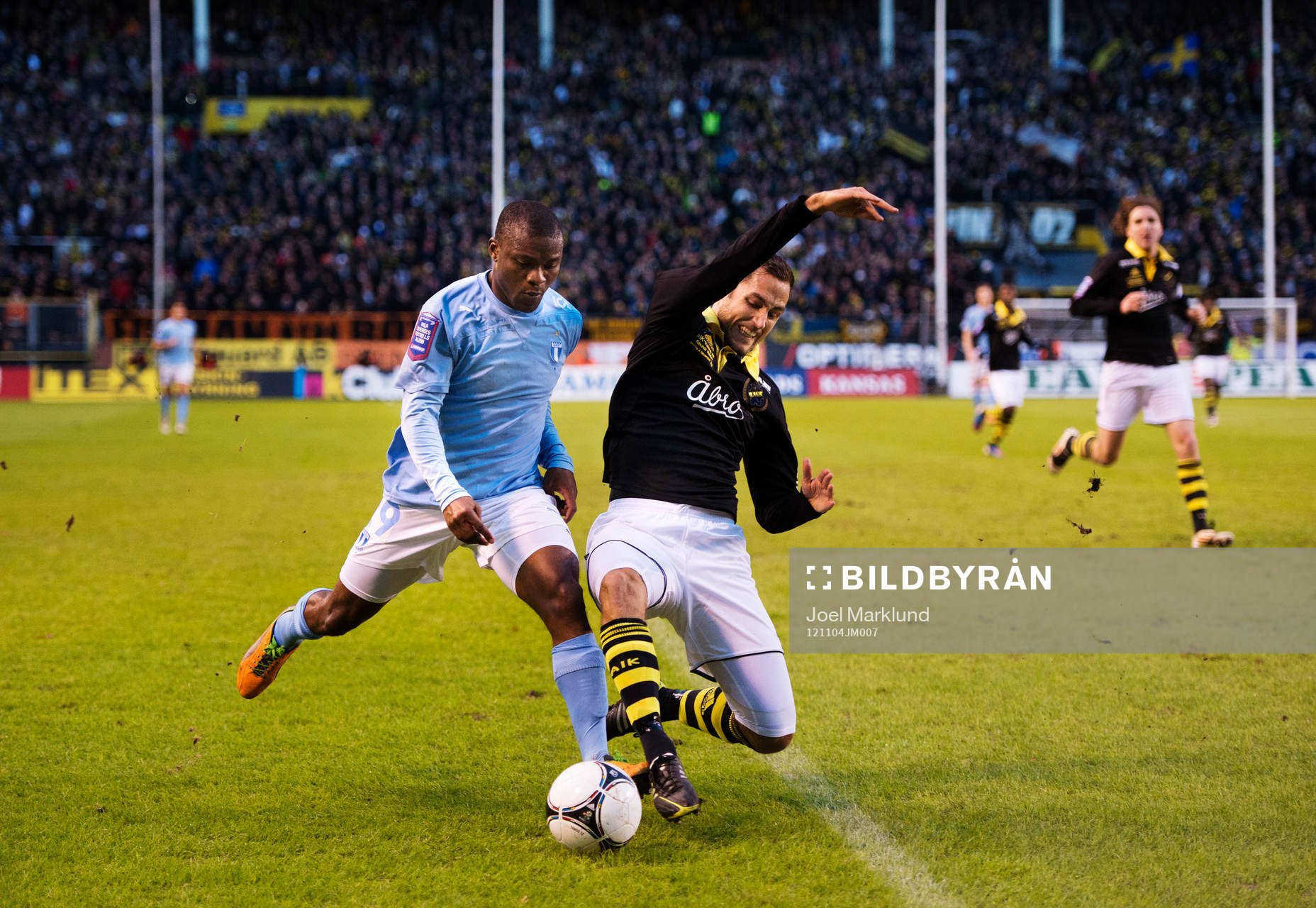 Tokelo Rantie, Malmö FF, stoppas av Nicklas Backman, AIK