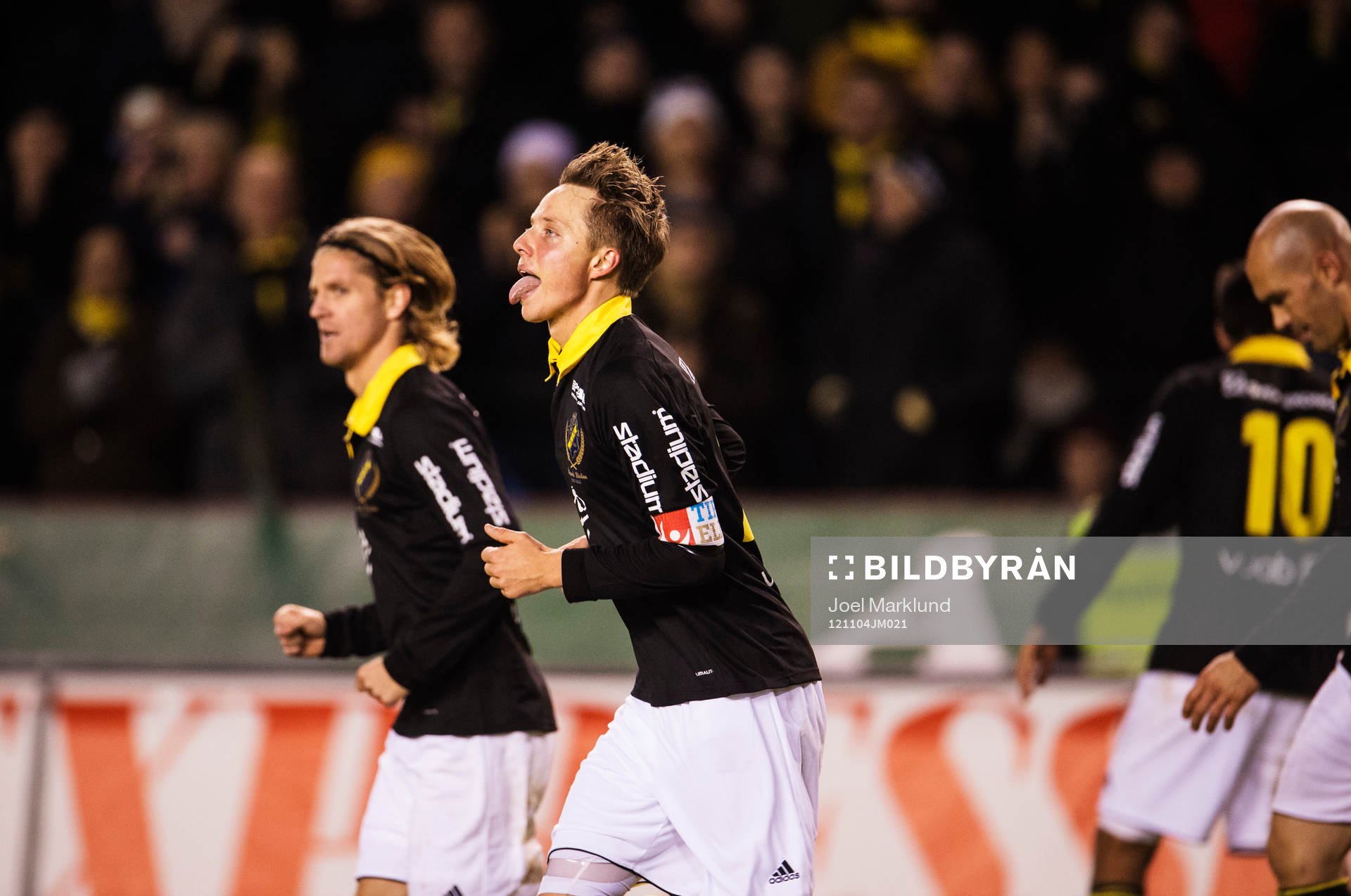 Fotboll, Allsvenskan, AIK - Malmö FF: Viktor Lundberg, AIK, räcker ut tungan efter sitt 2-0-mål.
