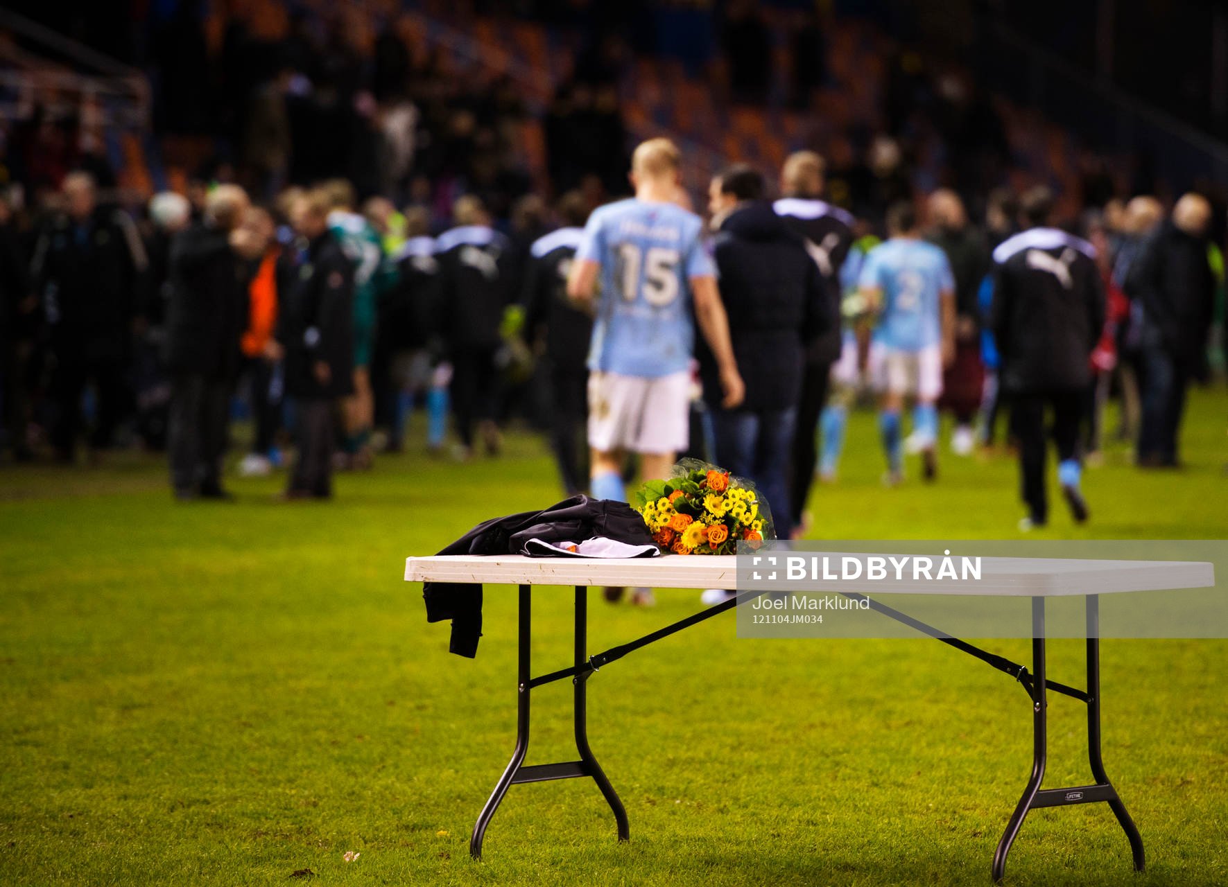 Malmö FF-spelarna lämnar prisceremonin där en bukett