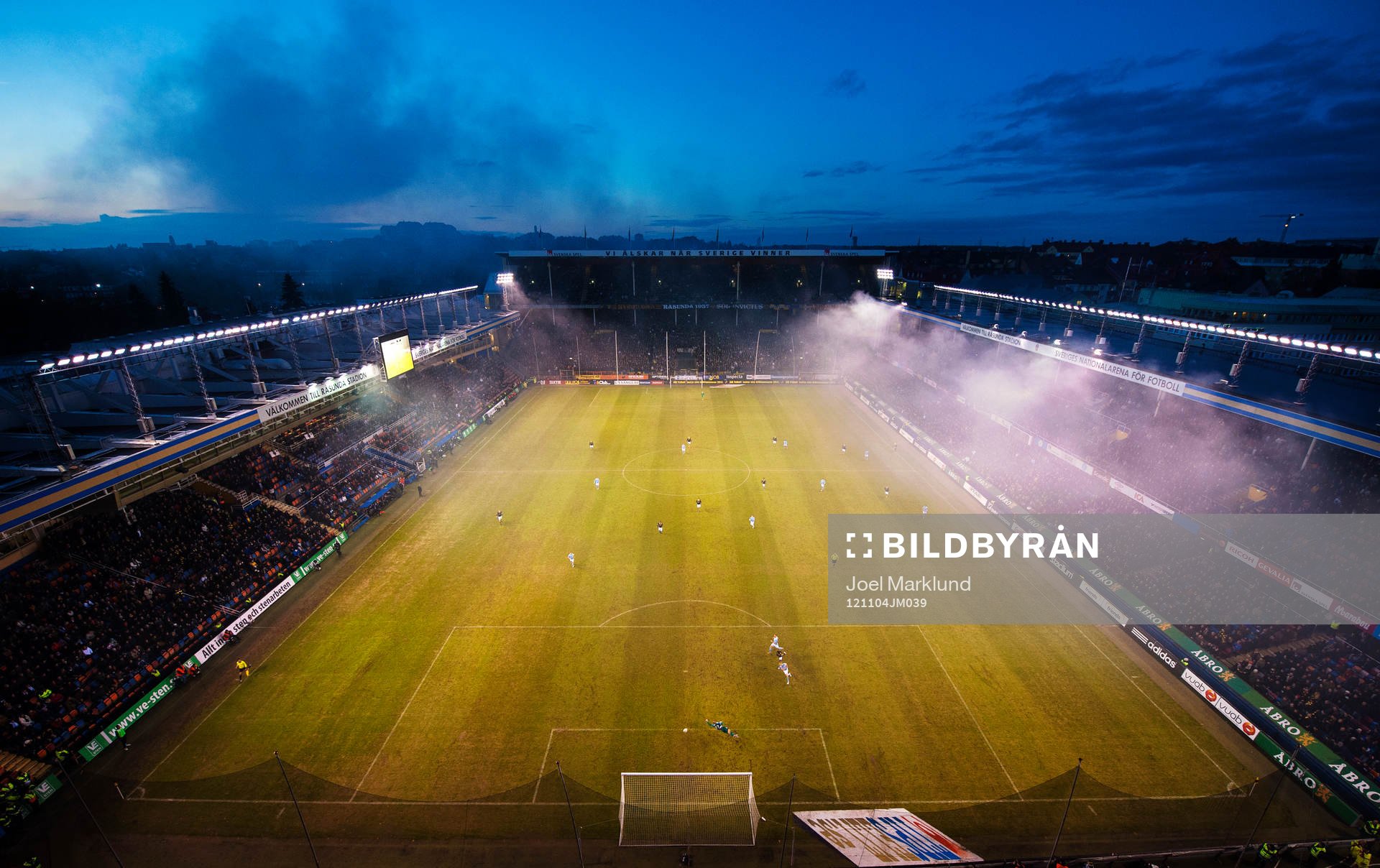 Fotboll, Allsvenskan, AIK - Malmö FF: Ett skott går utanför Johan Dahlins, målvakt, Malmö FF, stolpe. Detta var den sista allsvenska matchen som spelades på Råsunda. Vy från Södra läktaren mot Norra stå.