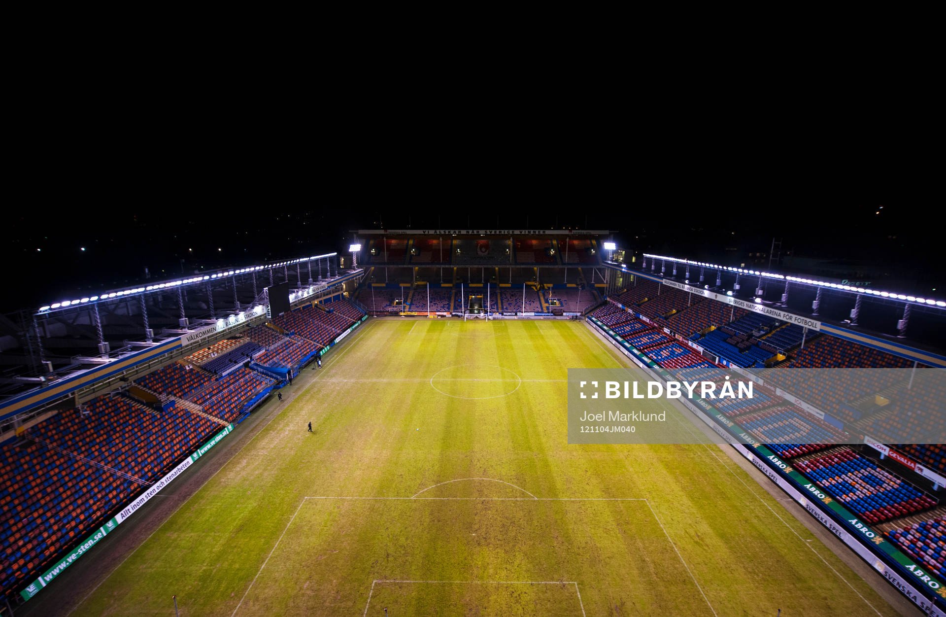 Fotboll, Allsvenskan, AIK - Malmö FF: Ett tomt Råsunda efter matchens slut. Detta var den sista allsvenska matchen som spelades på Råsunda. Vy från Södra läktaren mot Norra stå.