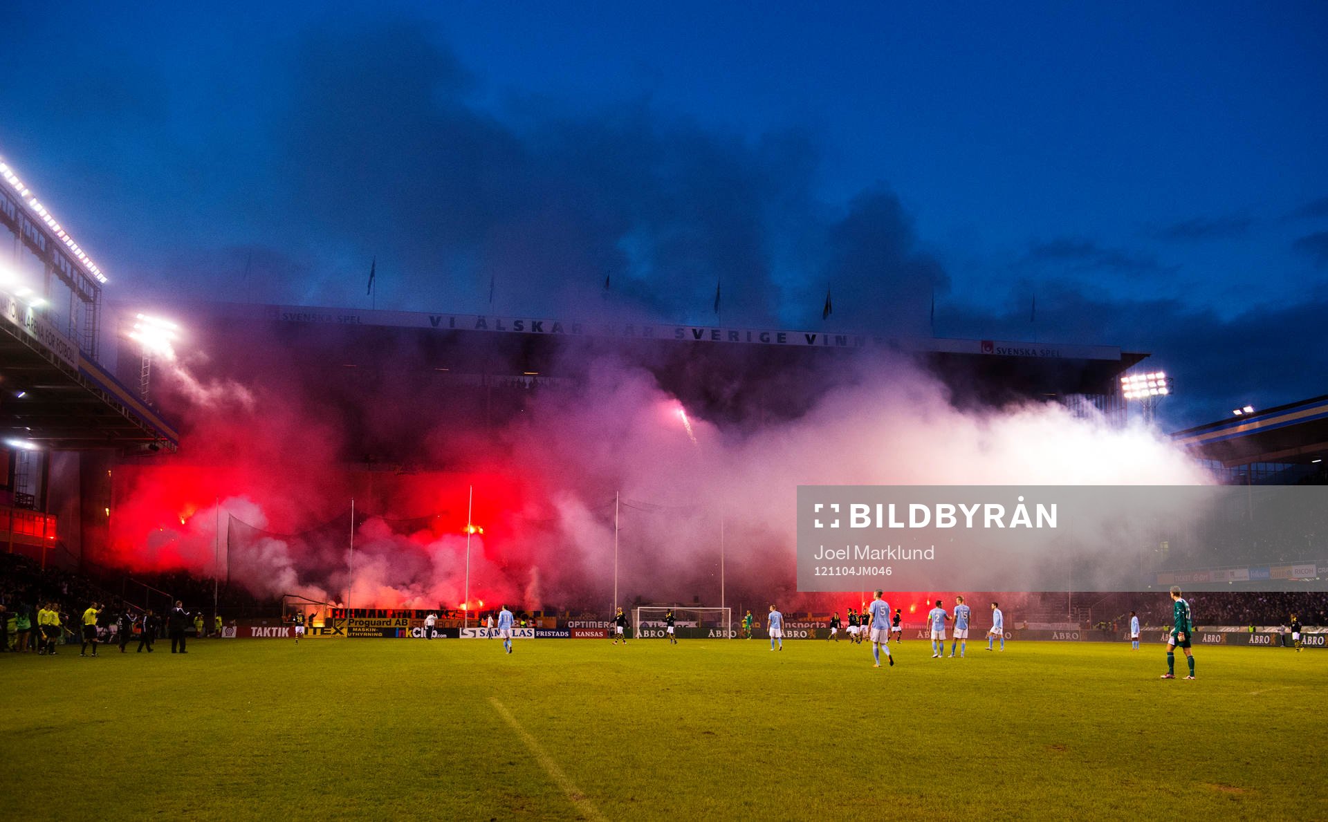 Andra halvleks start fördröjdes på grund av rök från