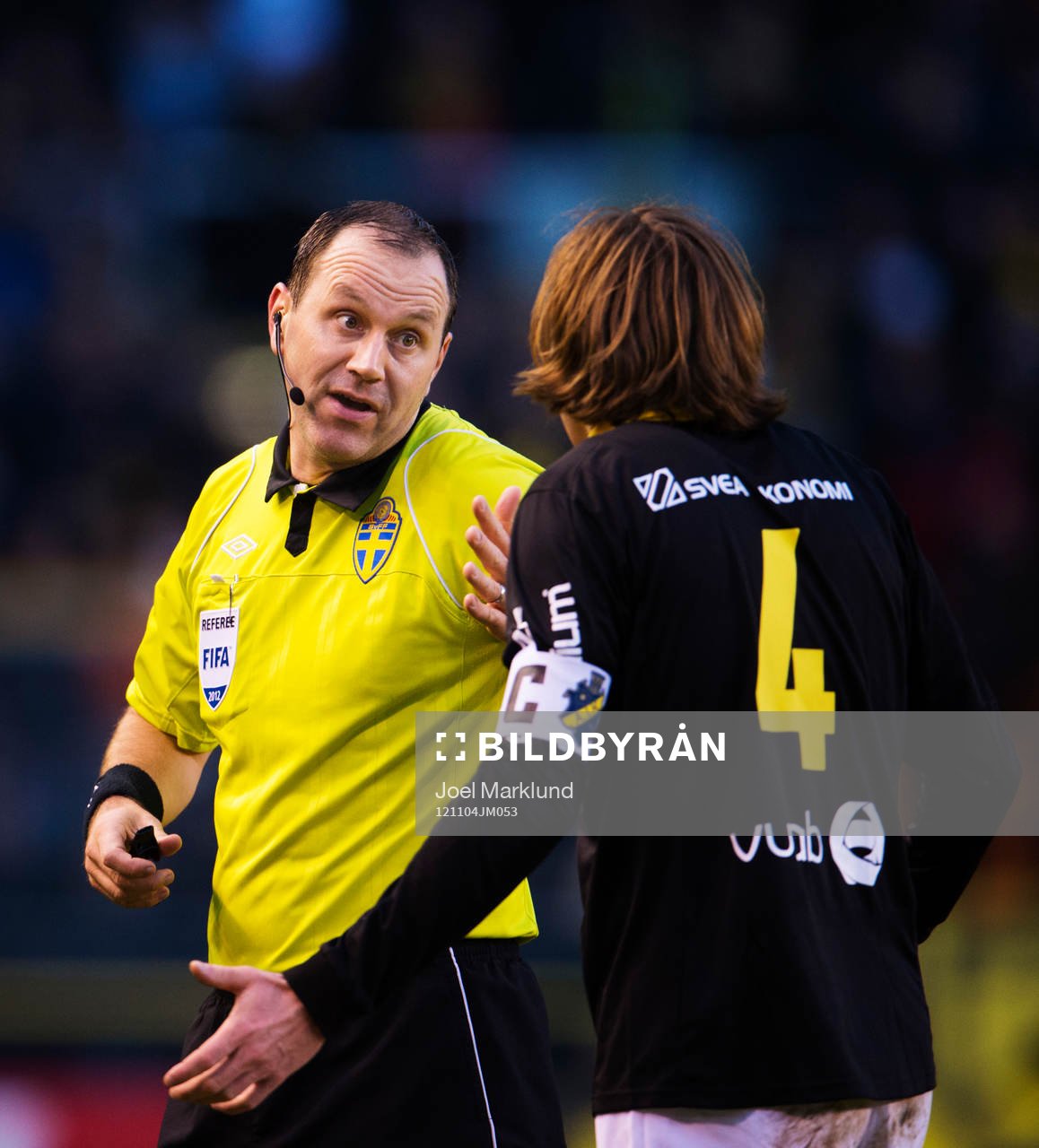Jonas Eriksson, domare, i samtal med Nils-Eric Johansson,