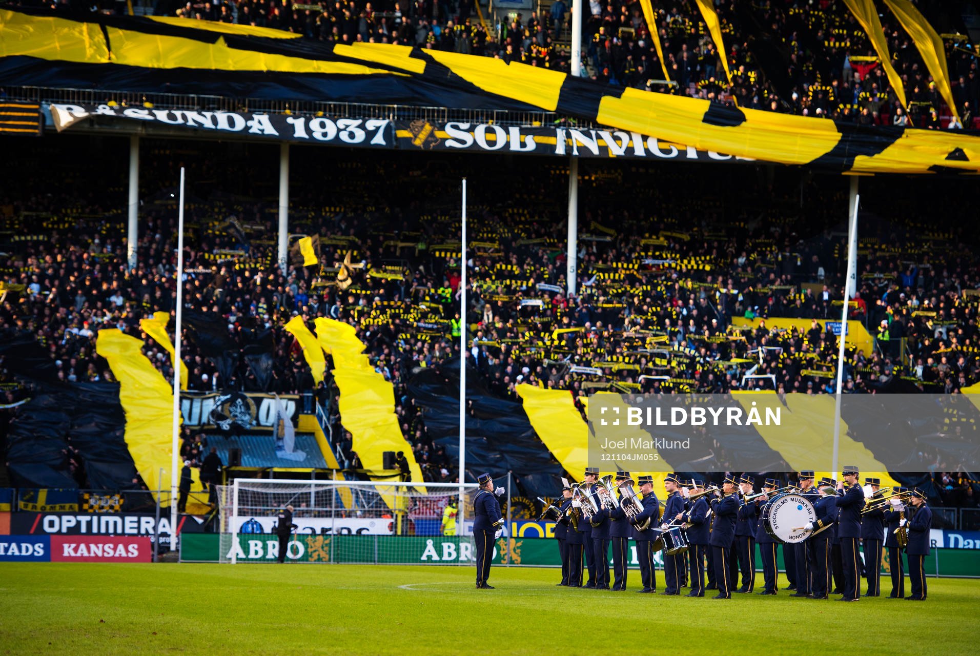 Fotboll, Allsvenskan, AIK - Malmö FF: En orkester spelar inför matchen. Norra stå i bakgrunden.