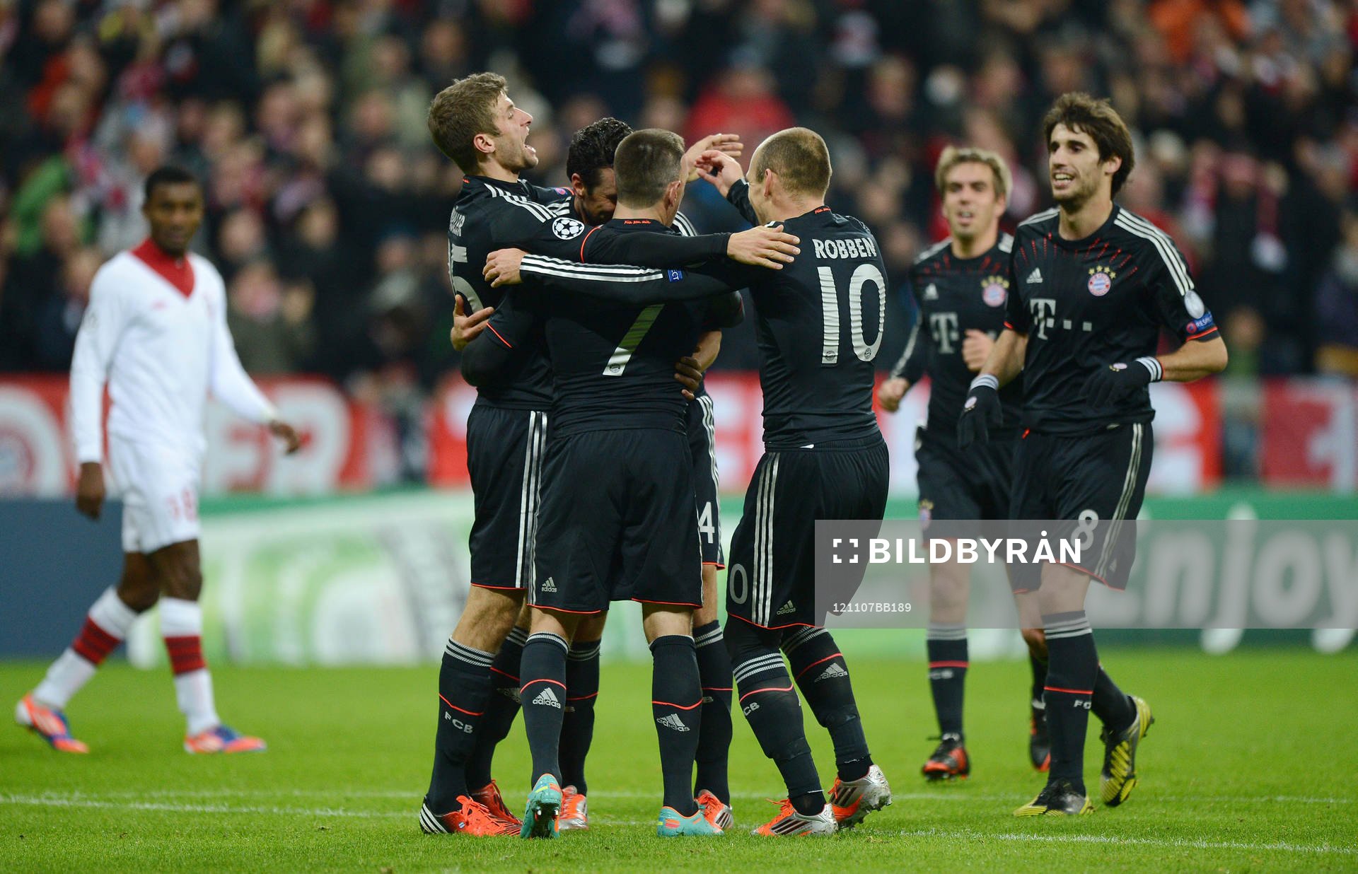 0 Jubel v.l Thomas Mueller, Torschuetze Claudio Pizarro,