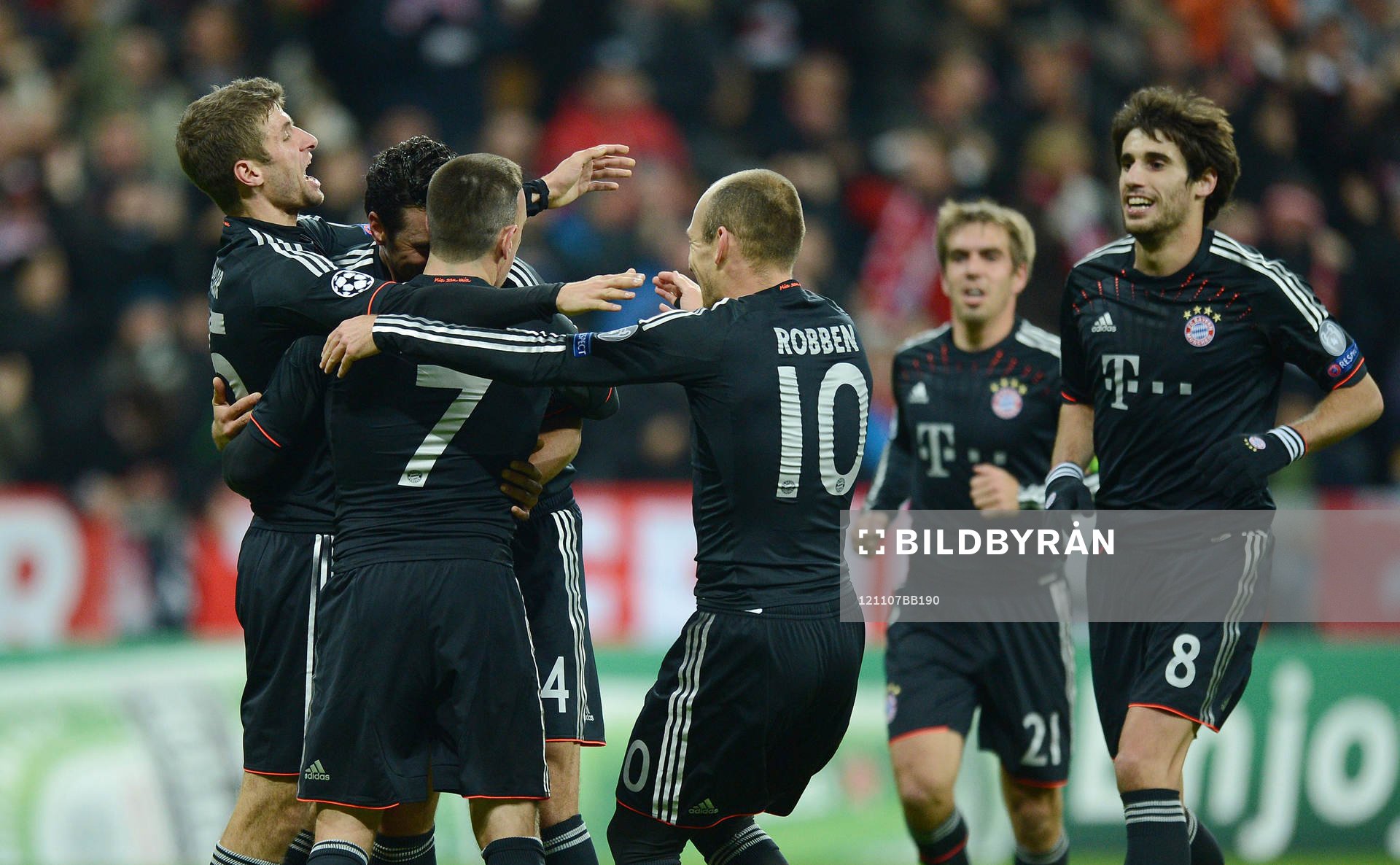 0 Jubel v.l Thomas Mueller, Torschuetze Claudio Pizarro,