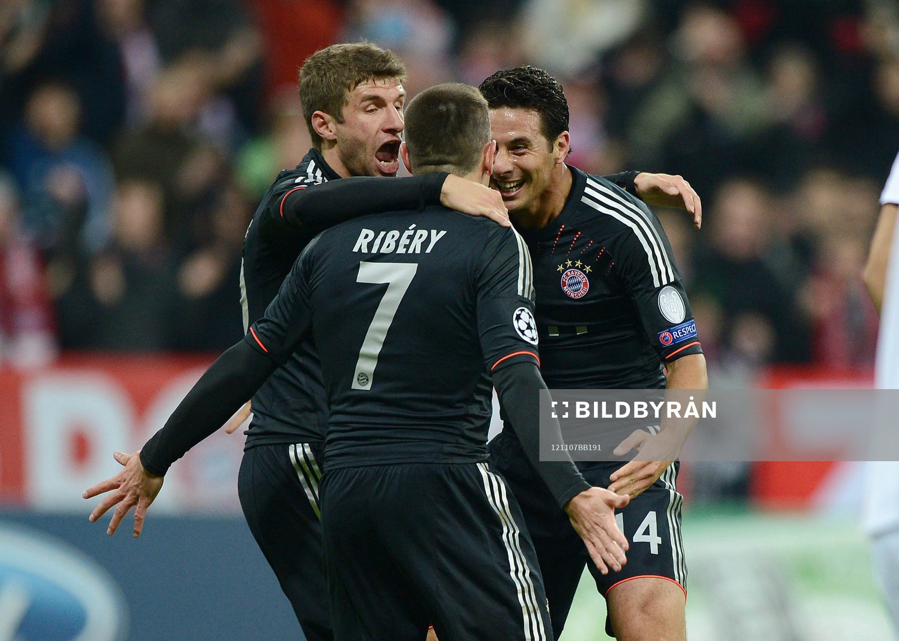 el v.l Thomas Mueller, Franck Ribery, Torschuetze Claudio Pizarro (Bayern)