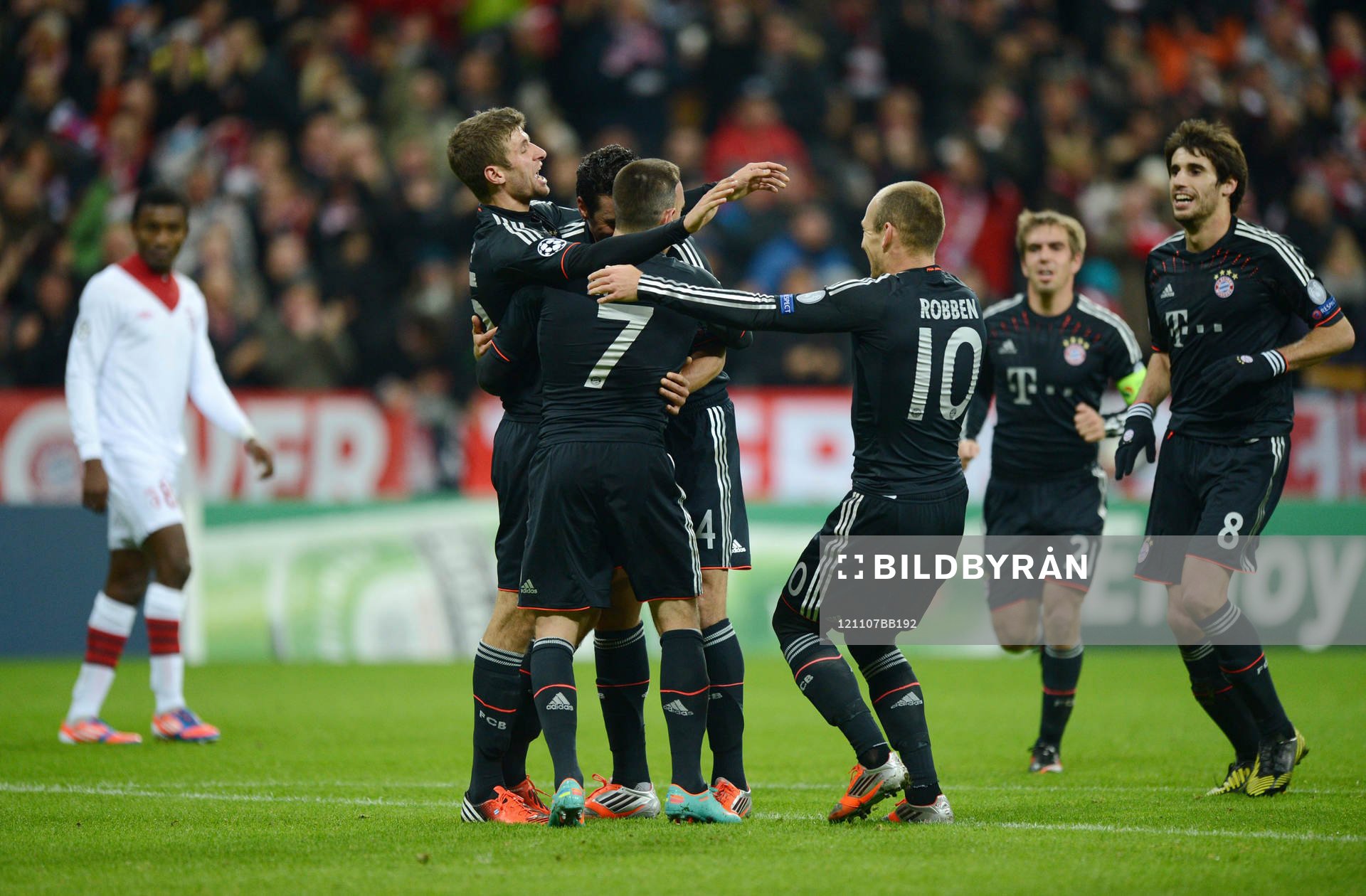 0 Jubel v.l Thomas Mueller, Torschuetze Claudio Pizarro,