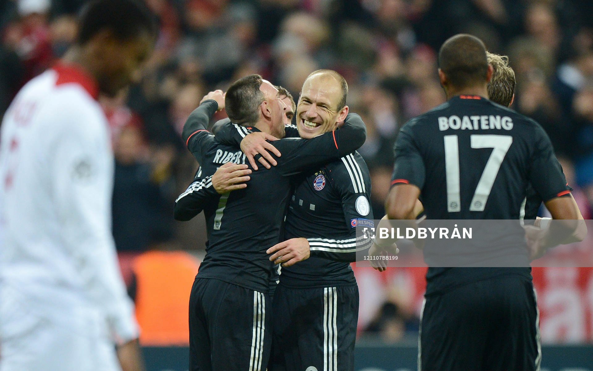 el v.l. Franck Ribery, Torschuetze Arjen Robben (Bayern)