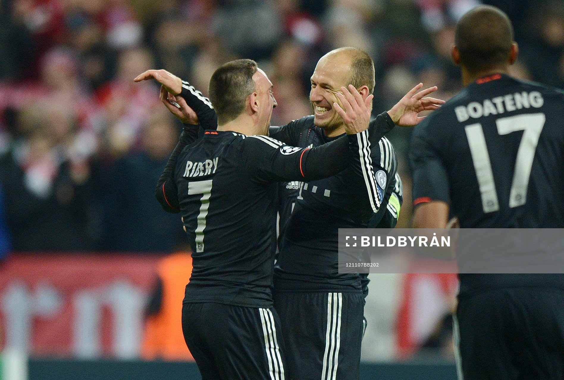 0 Jubel v.l. Franck Ribery, Torschuetze Arjen Robben