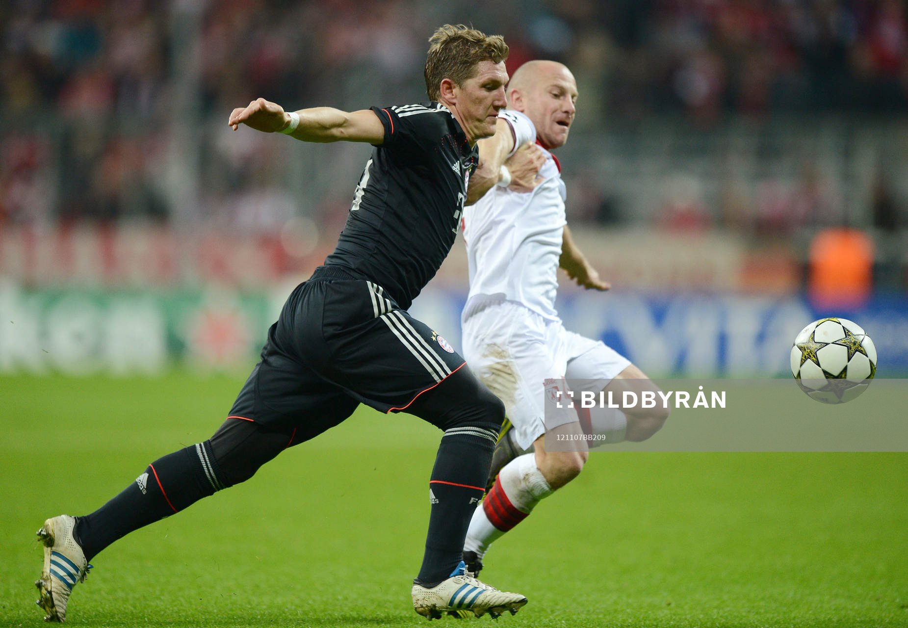 v.l. Bastian Schweinsteiger (Bayern), Florent Balmont