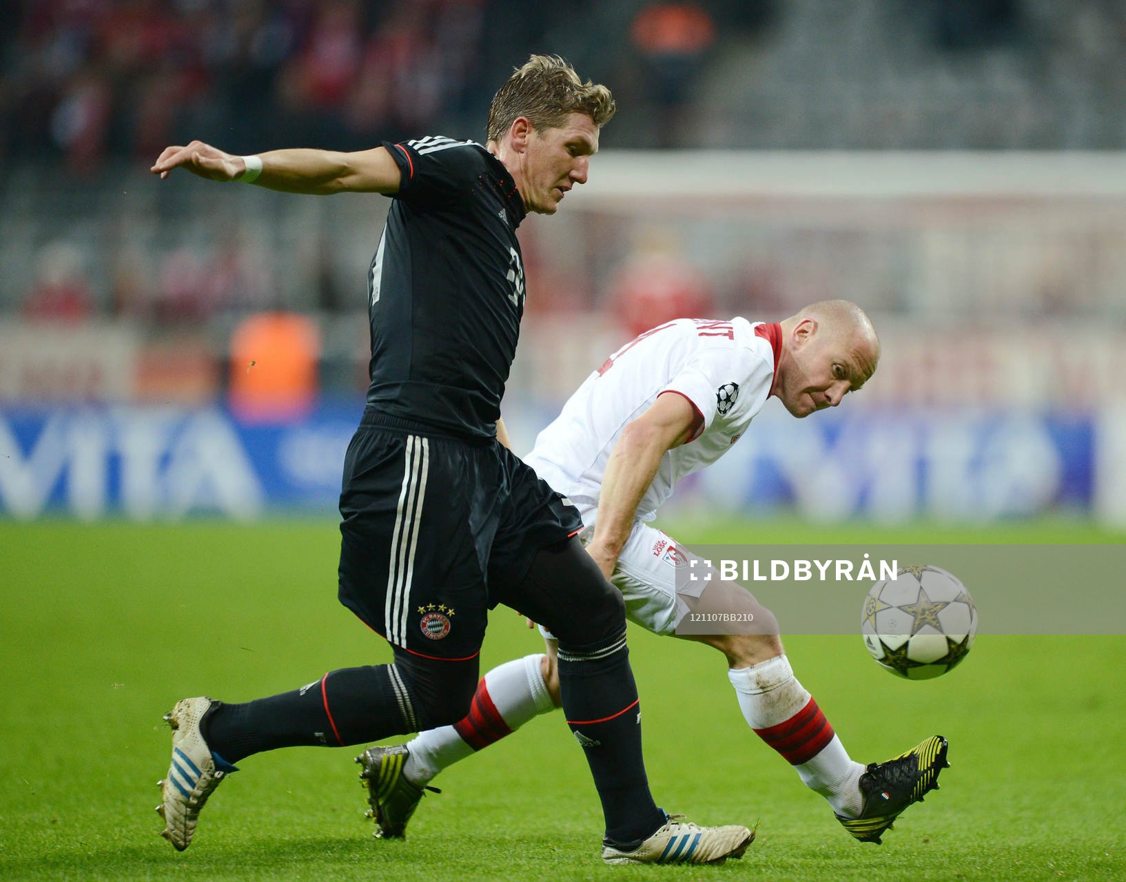 v.l. Bastian Schweinsteiger (Bayern), Florent Balmont