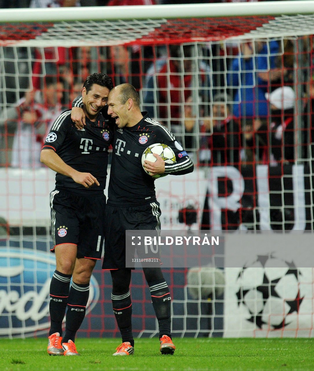 el v.l. Torschuetze Claudio Pizarro, Arjen Robben (Bayern)