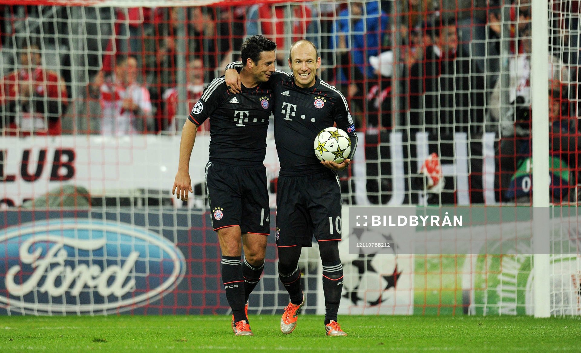 el v.l. Torschuetze Claudio Pizarro, Arjen Robben (Bayern)