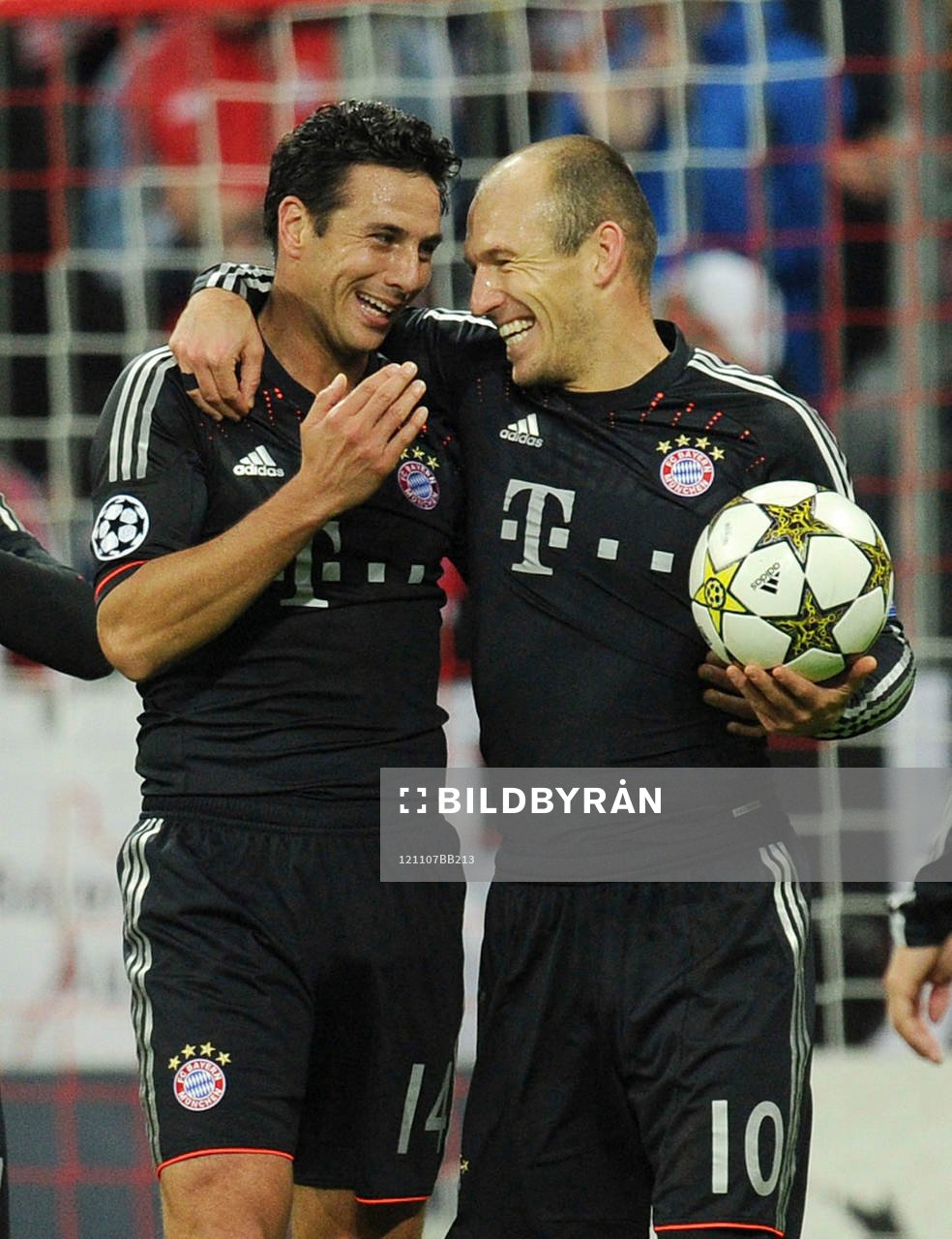 0 Jubel v.l. Torschuetze Claudio Pizarro, Arjen Robben