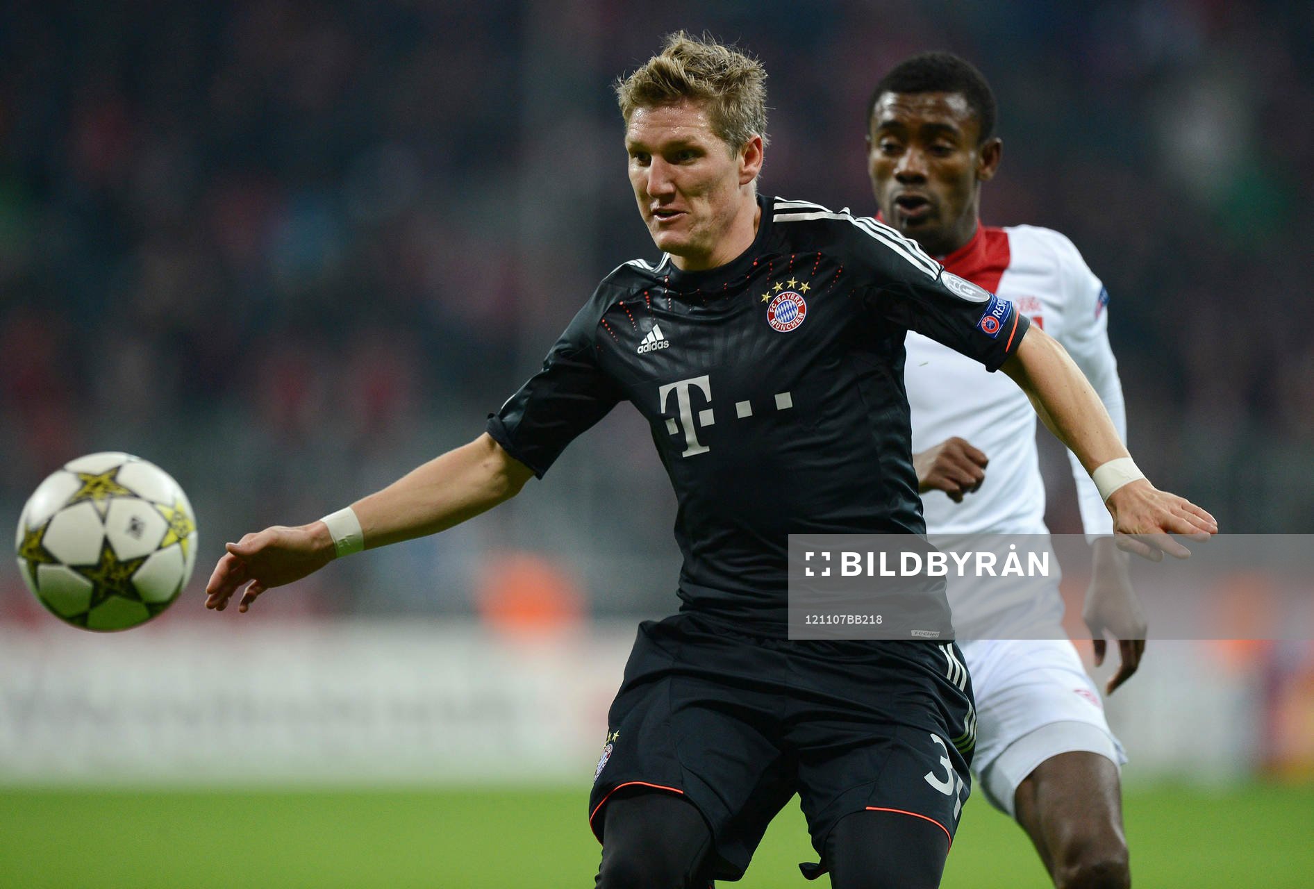 v.l.  Bastian Schweinsteiger (Bayern), Salomon Kalou