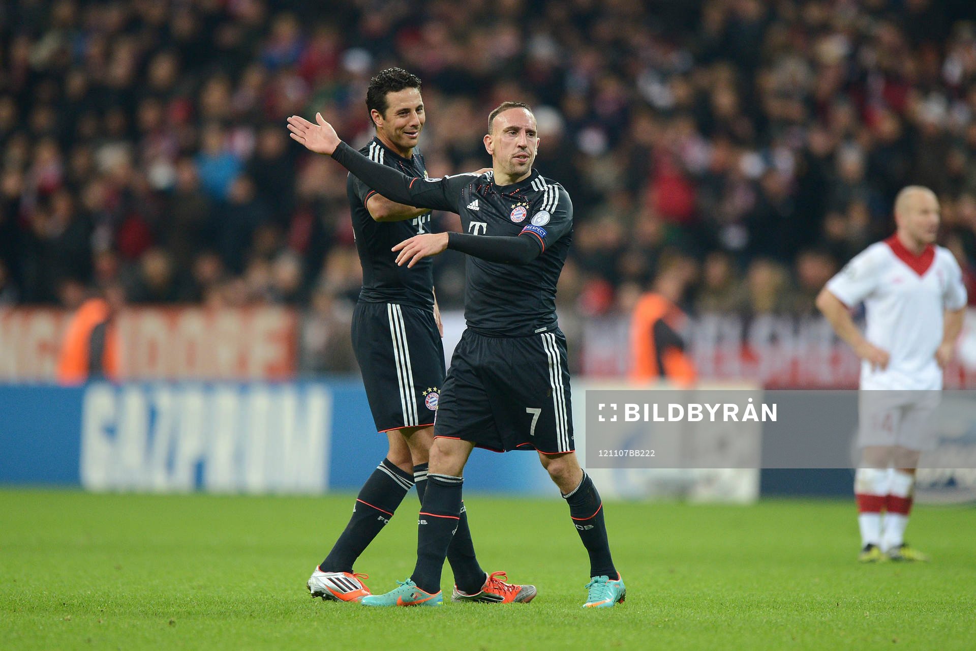 v.l. Claudio Pizarro, Franck Ribery (Bayern) meckert bei