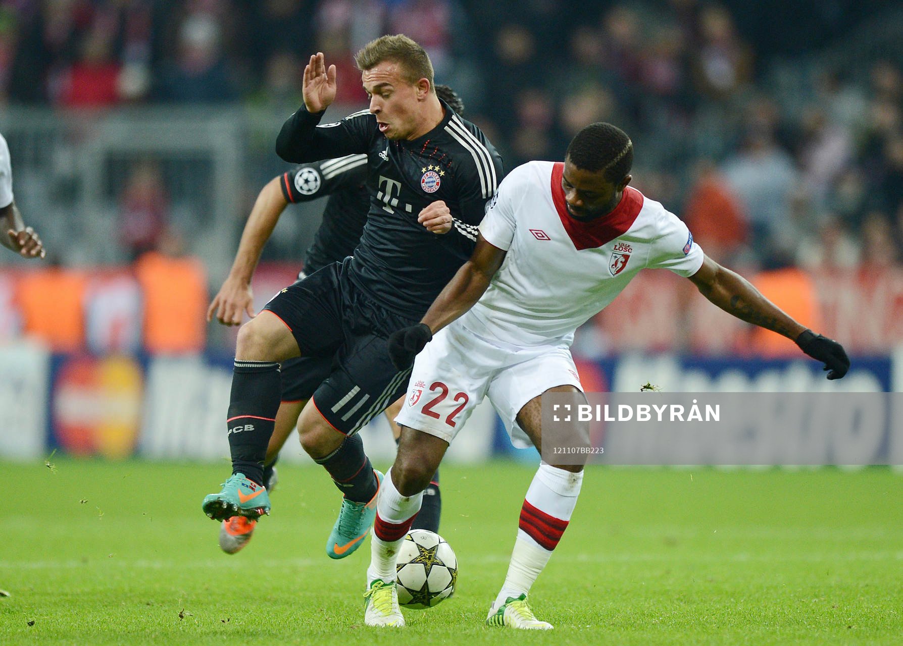 v.l. Xherdan Shaqiri (Bayern), Aurelien Chedjou