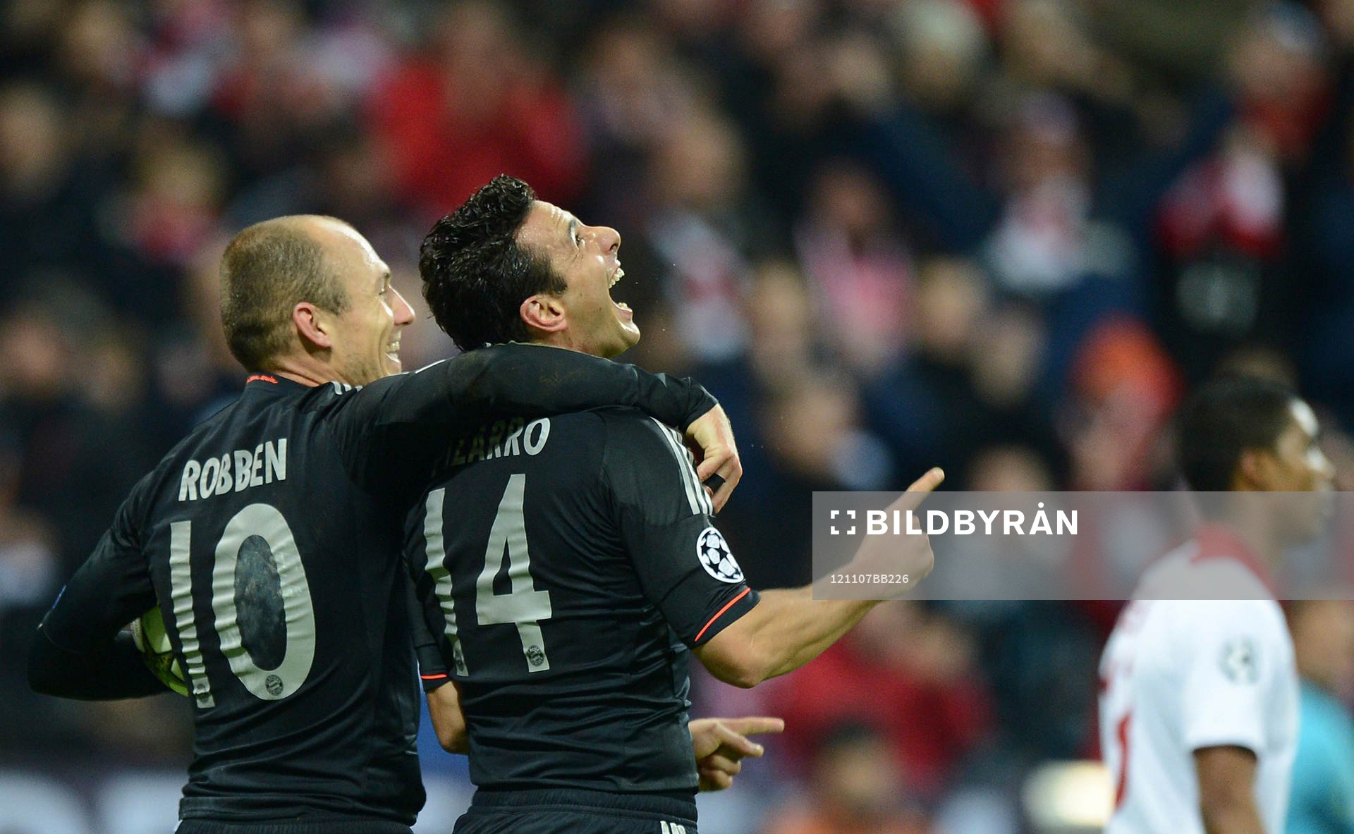 0 Jubel v.l. Arjen Robben, Torschuetze Claudio Pizarro