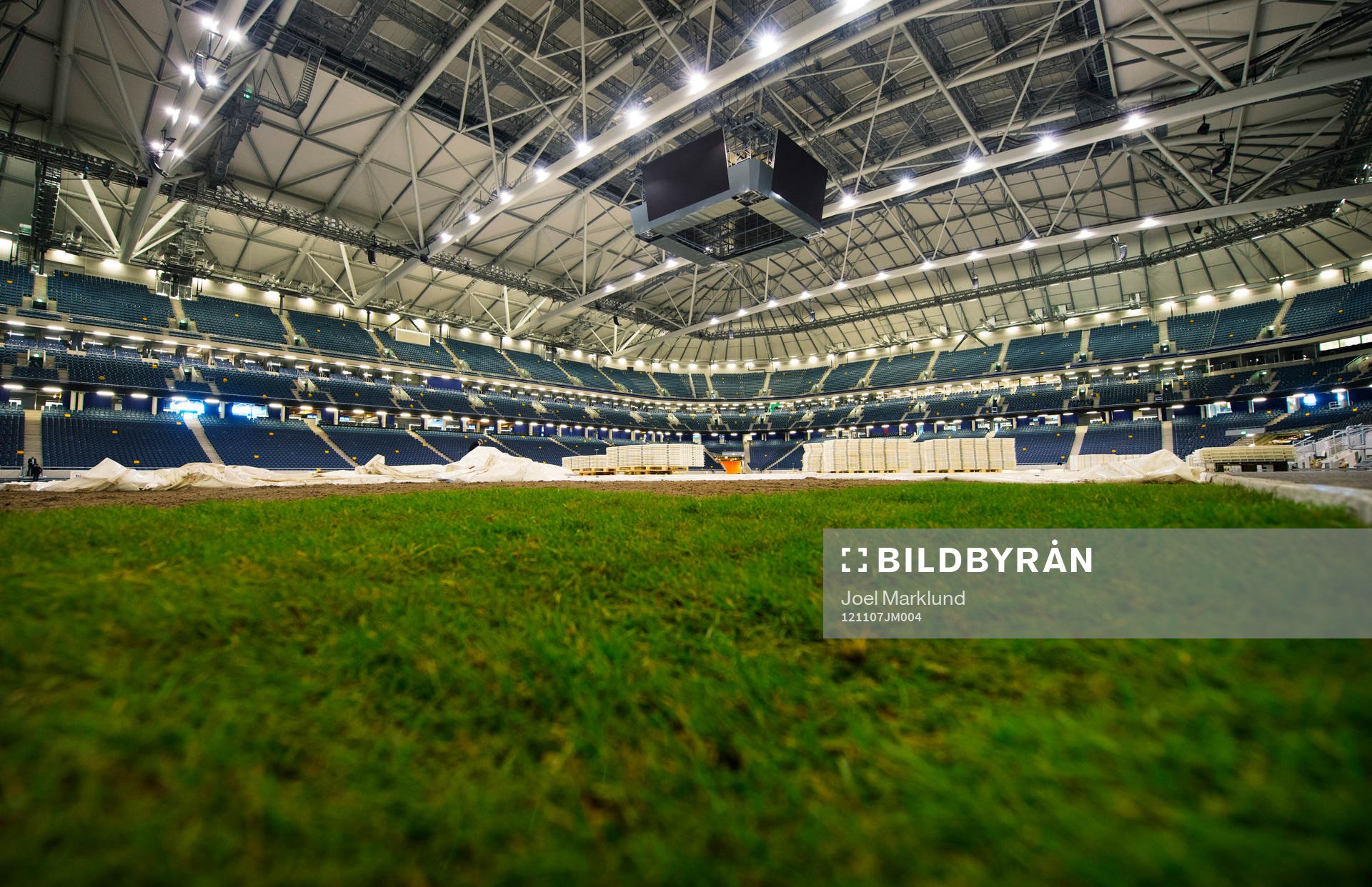 Det första gräset är lagt i Friends Arena