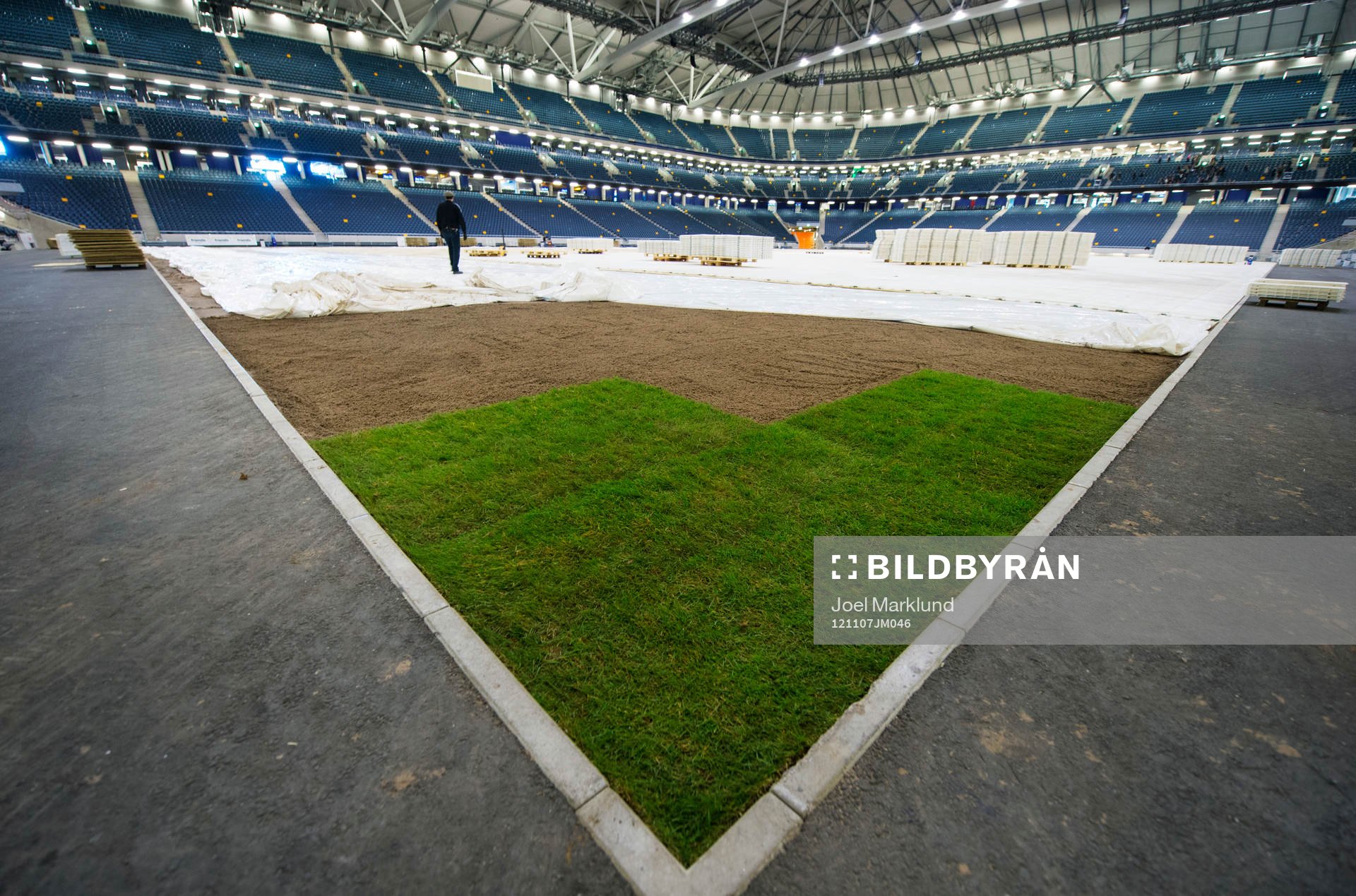 Det första gräset är lagt i Friends Arena
