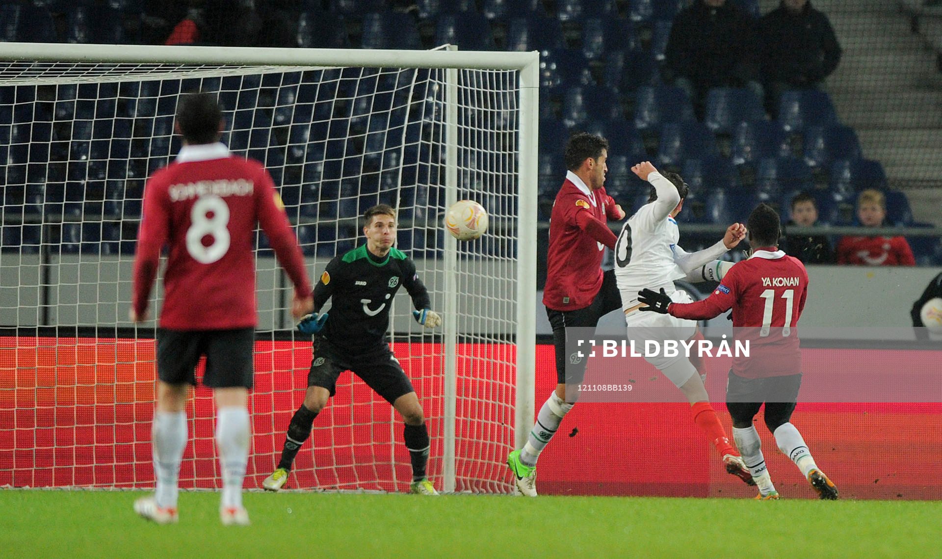 2 Tor v.l. Torwart Ron-Robert Zieler, Karim Haggui,