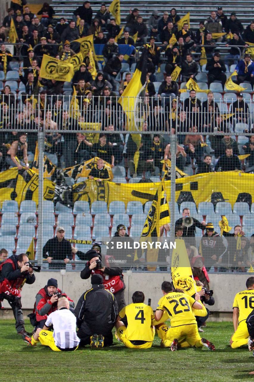 Die YB Spieler jubeln mit